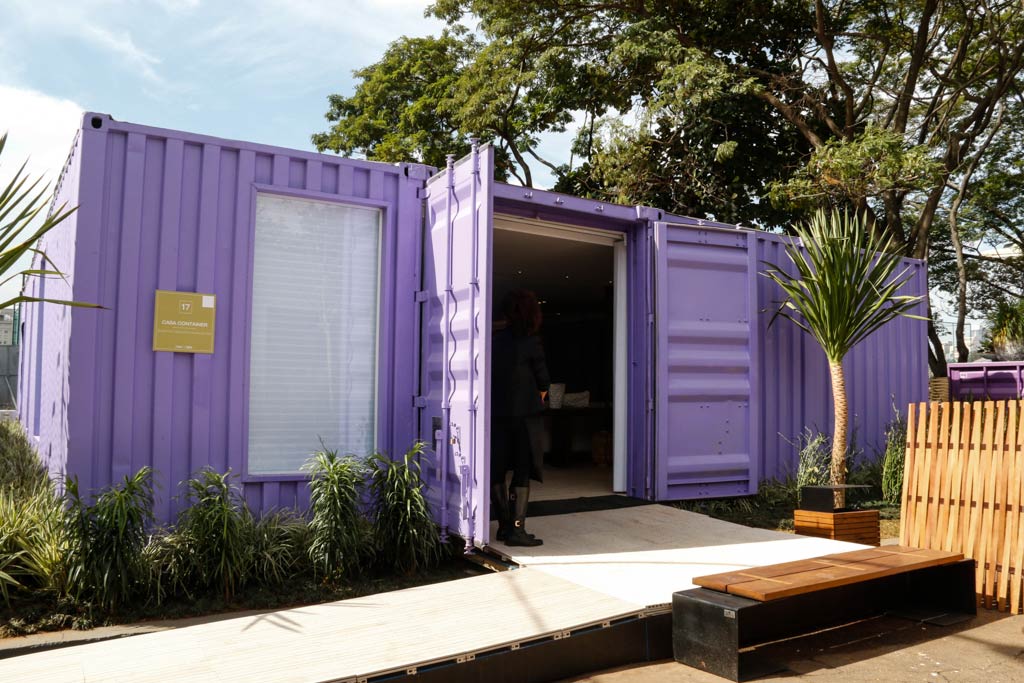 CASACOR Sâo Paulo 2015. Daniel Kalil e Karinna Buchalla, Casa Container. A partir de quatro contêineres do tipo HC-40 de 12 metros e um com apenas 6 metros, a dupla construiu uma casa com área total de 170 m2. A montagem do projeto durou 15 dias. Os profissionais distribuíram os ambientes pelos contêineres grandes, no menor, fica o mini spa, deck e piscina. O forro de gesso tem um revestimento térmico e acústico, feito de lã de garrafas PET. A iluminação é toda de LED da Brilia.