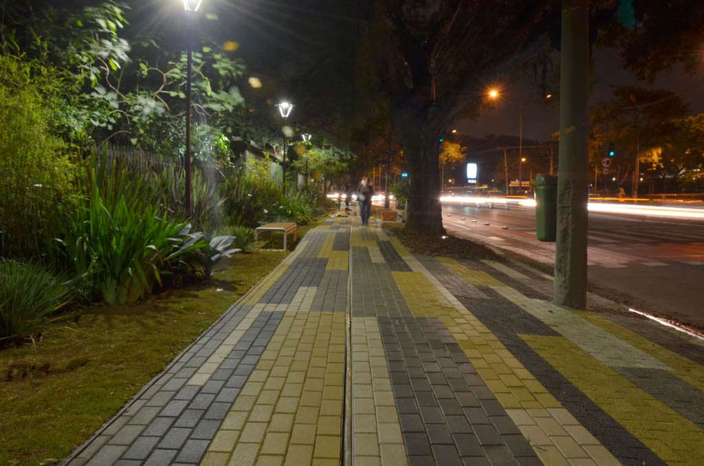 Benedito Abbud, "Se essa rua, fosse minha...". A calçada da CASA COR SÃO PAULO não é apenas uma calçada, mas um projeto de um dos maiores paisagistas brasileiros. "Para cumprir a missão, em conjunto com a Casa Cor, resgatei o conceito da Calçada Viva em uma releitura contemporânea, reuni ideias para garimpar possíveis espaços de convivência junto ao verde em centros urbanos densos como São Paulo e oportunidades em gentilezas urbanas, também escolhi parceiros estratégicos que desenvolveram soluções integradas em tecnologia e infraestrutura verde", explica o arquiteto Benedito Abbud. Além de todo verde exuberante, o projeto possui soluções inovadoras, materiais e sistemas construtivos que facilitam a drenagem e o reúso de água nas cidades. Entre eles estão os parceiros: Tec Garden e o SUDS, ambos produtos da Remaster. O piso intertravado e permeável da indústria Intercity.