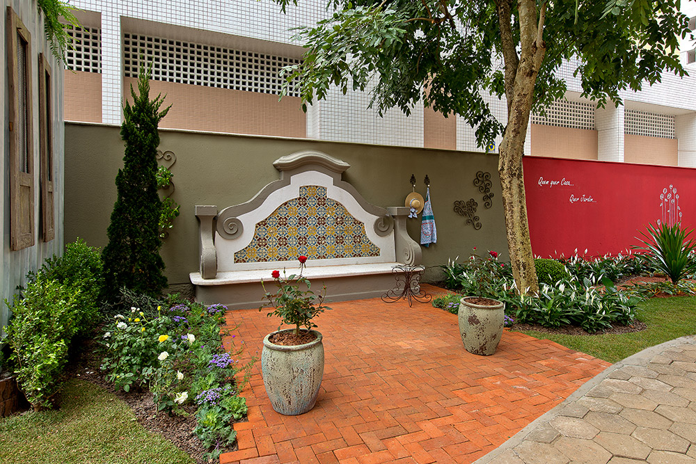 Jardim Lateral - Geórgia Botelho e Rodrigo Vieira. Flores, obras em ferro e vasos vietnamitas de arenito jateado pontuam o espaço. A simplicidade sofisticada do projeto desperta o lado jardineiro de cada um. A produção do jardim foi pensada em detalhes, incluindo a adubação que utiliza matéria orgânica de composturas.