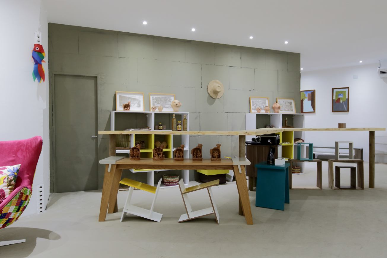 CASACOR Alagoas 2015. Lodje Boutique Sebrae - Roberto Costa Farias. Para compor este espaço, o arquiteto usou madeiras certificadas e de demolição combinadas a uma série de objetos, tecidos, peças de arte e de artesanato de Alagoas. Nos acabamentos, há a mescla de madeiras, laminados, couro, palha, cerâmica e pedra, que afirmam um espaço sustentável e com forte identificação com o local.