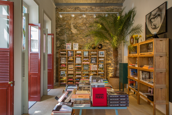 CASACOR Rio de janeiro 2015. Sala de Leitura - Bel Lobo, Bob Neri e Mariana Travassos. A liberdade é citada nos móveis soltos, sem muitas regras. Os tons são neutros, passando pela madeira clara e crua do pinus, o preto, o cinza e o branco, pontuados com algum colorido. Quase todas as peças são lançamentos da própria m.o.o.c, a marca de móveis criada por Bel Lobo: estantes, mesas, bancos, banquinhos, escrivaninha e gaveteiros.