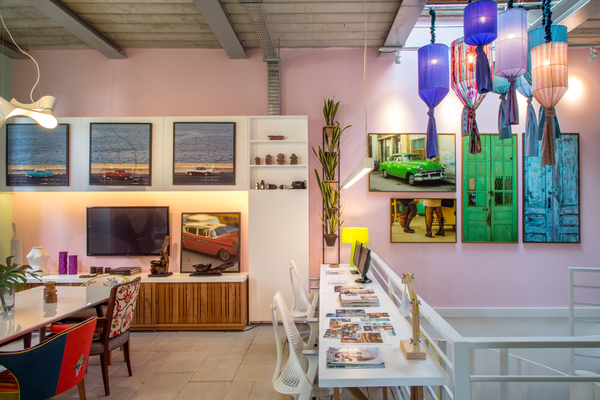 CASACOR Rio de janeiro 2015. Home office da Fotógrafa - Pedro Paranaguá. Este ambiente colorido e romântico abriga moradia e espaço de trabalho de uma jovem antenada, com office, closet, cozinha com mesa de jantar (que também pode ser usada para reuniões) e estar, distribuídos em 86m². A circulação foi transformada em galeria para as fotos de Maritza Caneca.