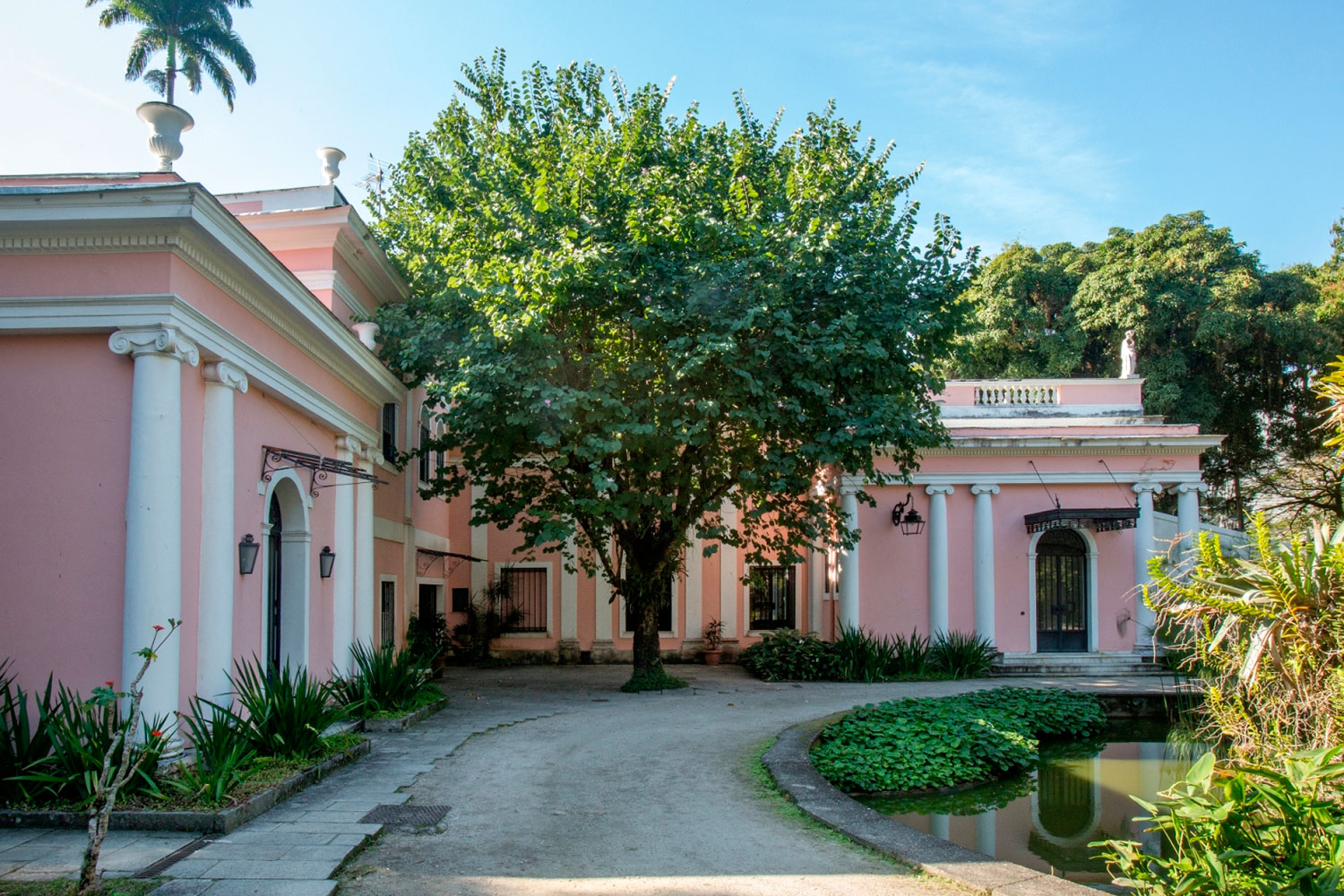 A CASACOR Rio ocupou a Casa Rosa, uma construção de 1938 em estilo eclético, com terreno de 5.000 m² e 1.000 m² de área construída, pertencente à família Rocha Miranda, que durante quase 40 anos viveu ali recebendo amigos em grandes comemorações. Embora tradicionalíssima, a casa serviu de base para projetos que expressam o atual estilo de morar do carioca, com soluções na medida para a vida real – preocupações como espaços reduzidos, sustentabilidade e praticidade estão na ordem do dia. Para revitalizar a residência, a marca de tintas Coral, parceira oficial da mostra, criou uma cor exclusiva para o evento. Para preparar a tonalidade especial, batizada de “Rosa da Casa”, a marca considerou a tradição e a identidade do casarão e adicionou um toque de modernidade. O resultado foi um tom rosado que contrasta com o verde do jardim.