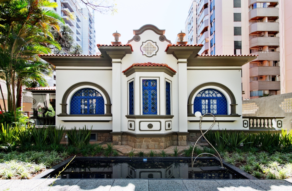 A histórica e emblemática Casa Dr. Oswaldo Cabral, no centro de Florianópolis, foi a sede da CASACOR Santa Catarina. O imóvel foi construído entre as décadas de 1940 e 1950, em estilo neo colonial espanhol, que revela a riqueza cultural do acervo de Cabral. Foi tombado desde 1988 pelo Patrimônio Histórico Municipal, onde foi o último endereço do médico e historiador, que ficou conhecido pelo fascínio em pesquisar a cultura de Santa Catarina. “O local do evento demonstra nosso compromisso de valorização do patrimônio histórico. Mais uma vez queremos colaborar com a repaginação desse palco especial para a expressão da criatividade e o talento dos profissionais de Santa Catarina”, declarou Marina sobre o projeto de repaginação e Retrofitz. Colunas retorcidas, gradis com formas em espiral, forros em vários níveis e com desenhos de estrelas, portas de 2 m de altura, pisos de tábuas corridas e caprichosas bandeiras de vidro, que oferecem a luminosidade necessária para a casa, foram algumas inspirações originais para os profissionais criarem seus projetos.