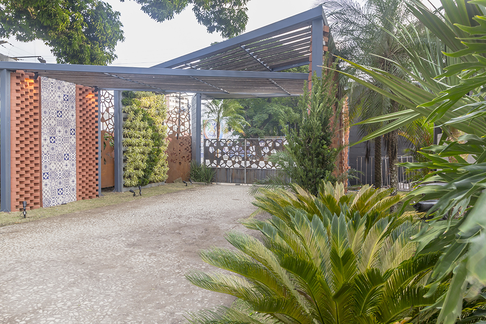 Fachada – Jonas Lourenço e Giovanni Lyra. A arquitetura vernacular diz respeito aos modos de construir a partir de materiais da região e, muitas vezes, utilizando técnicas passadas de geração em geração. Com essa ideia em mente, assim como o desejo de sustentabilidade, a dupla intercalou nas paredes tijolos, jardins verticais e azulejos portugueses que remetem ao passado de colonização.