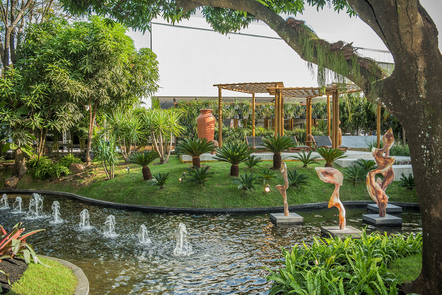 Jardim Burle Marx – Patrícia Lago e Heignne Jardim. Para preservar e valorizar o traço de um dos maiores paisagistas do século 20, foram inseridos elementos para guiar o olhar do visitante pela vegetação tropical. Áreas de relaxamento com móveis contemporâneos, jardins verticais e espelho d’água reforçam o intimismo e a brasilidade.