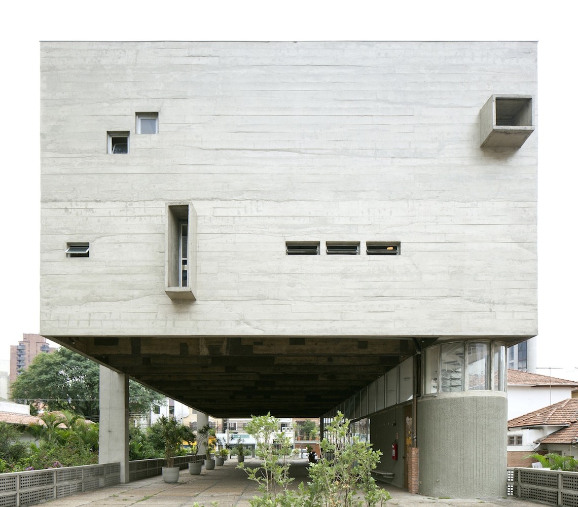 Localizada na Vila Mariana, a igreja que leva assinatura do arquiteto Hans Broos, chama atenção por parecer uma caixa suspensa que levita e flutua acima de 4,5 m do chão. A construção se destaca por cima dos teclados da casa do bairro, é marcada pelo Brutalismo Paulista e traz a lembrança do estilo de construção usado no MASP. "O que é curioso é que se trata de uma obra pouco conhecida e um belíssimo exemplar da nossa arquitetura modernista", completa Marília.