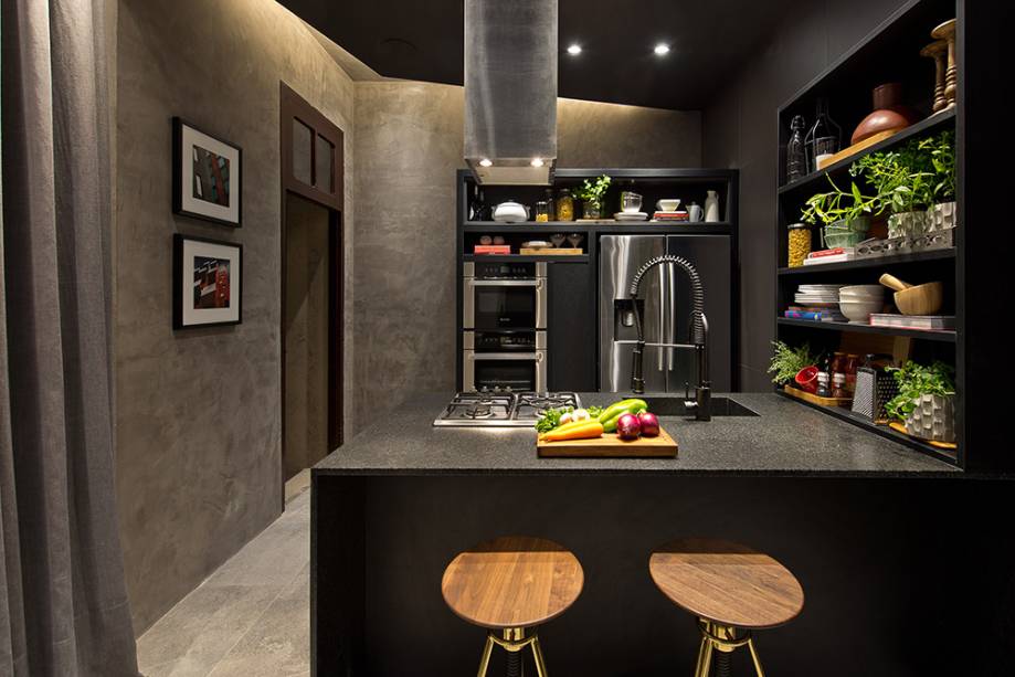 <span>CASACOR Santa Catarina 2016 - Coolking - Klaxon Arquitetura. A cozinha de 16 m² é inspirada nos chefs Alex Atala e Henrique Fogaça. Um espaço com ar masculino, em tons de preto e cinza. Apesar de pequeno, os profissionais tornaram o ambiente funcional graças à marcenaria de linhas retas, que aproveita cada centímetro, e às paredes lisas em concreto. Outro segredo é o light design, que valoriza detalhes como o desnível no teto.</span>