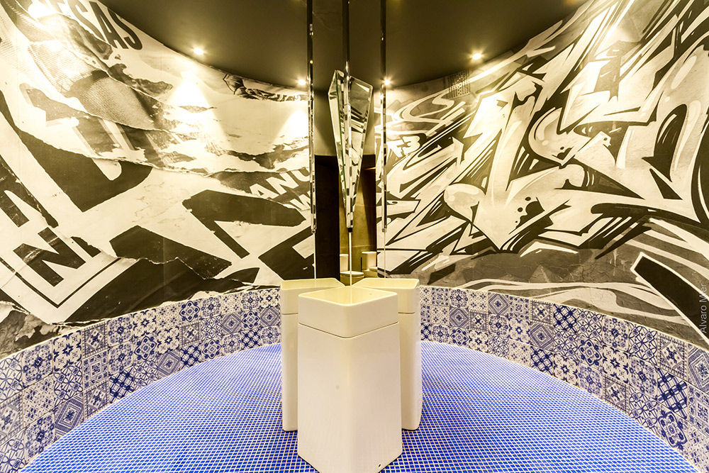 TOILETTE URBANO - SERGIO SUÁREZ. A ilusão de ótica com espelhos torna um espaço que seria comum muito mais intrigante. Conforme o visitante percorre o ambiente, descobre azulejos, pastilhados e um grafismo, com destaque para as novas linhas da Deca.