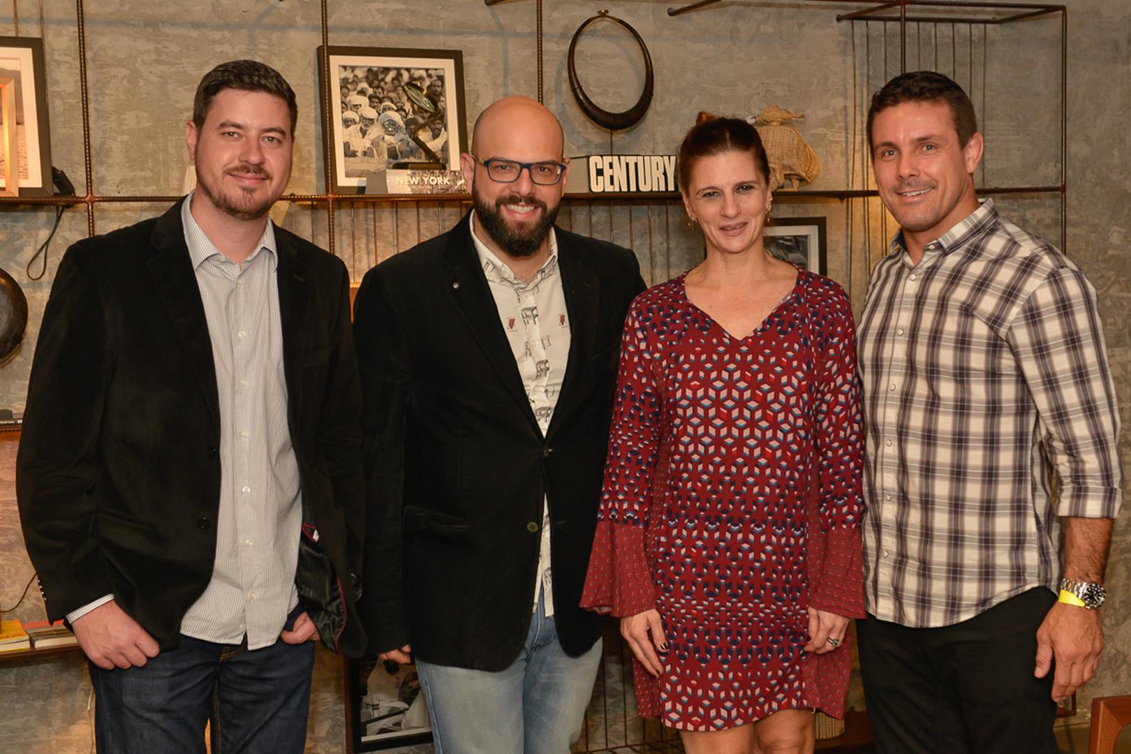 Anderson Valenga, da Guardian, arquiteto Bruno Barbieri, Ana Lins e o diretor de marketing da VEKA, Rodrigo Fontana