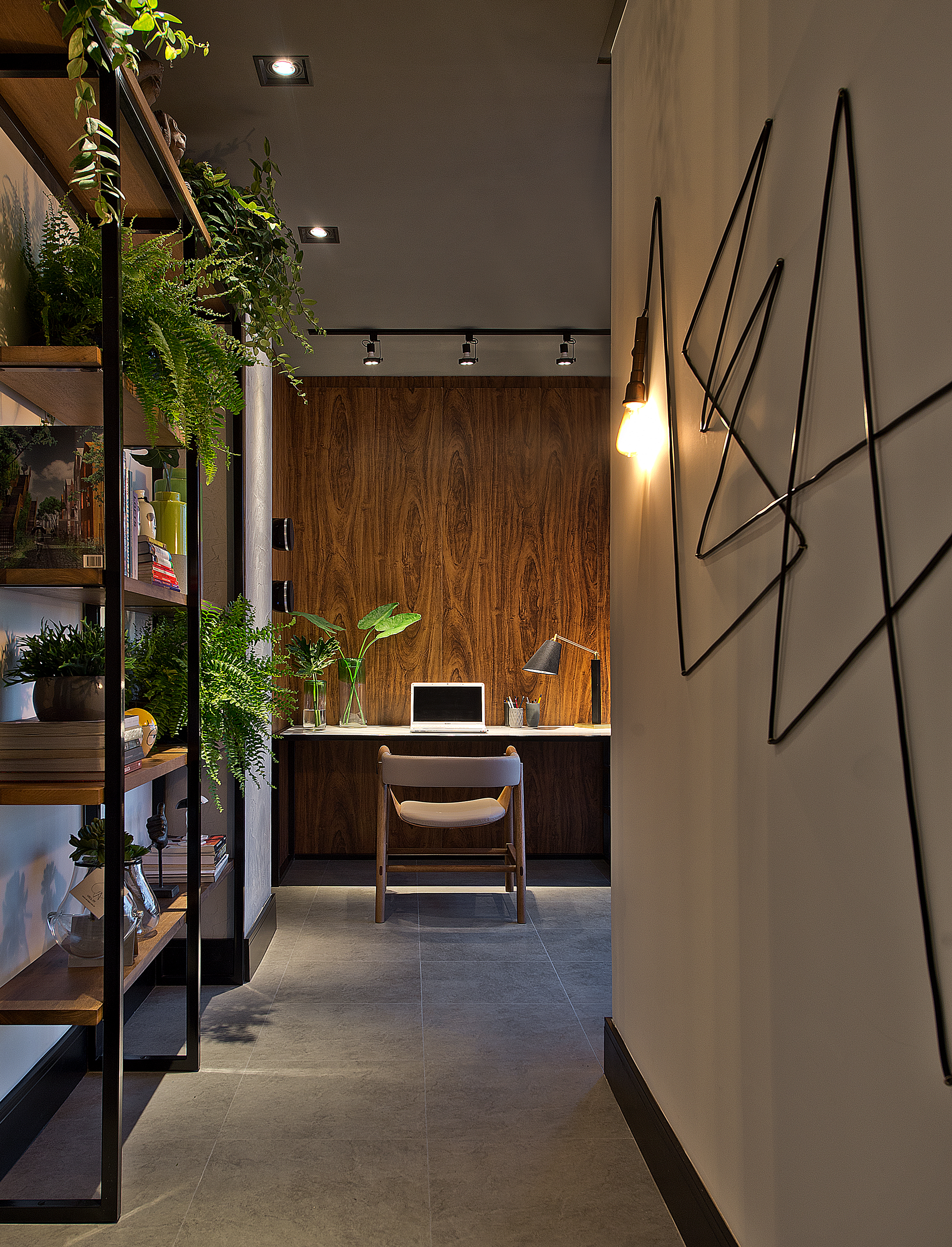 O Home Office do Designer (20 m²), projetado por Cassiana Rubina, foi inspirado no design brasileiro. Feito para um designer solteiro que ama arquitetura contemporânea e industrial, o lugar valoriza a arquitetura mais limpa e simples, mas sem abrir mão da sofisticação.