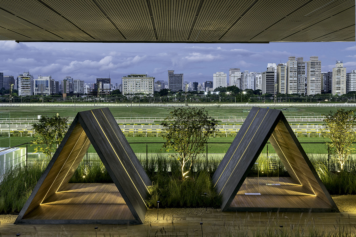 Duda Porto - Abrigo de Memórias. A cidade quando era apenas uma aldeia no topo da colina. São Paulo é revista nestas quatro cabanas ancestrais, que transmitem o aconchego do abrigo em contraposição à metrópole acelerada. Uma reflexão sobre a relação com o tempo, as pessoas, a natureza e a urbe.