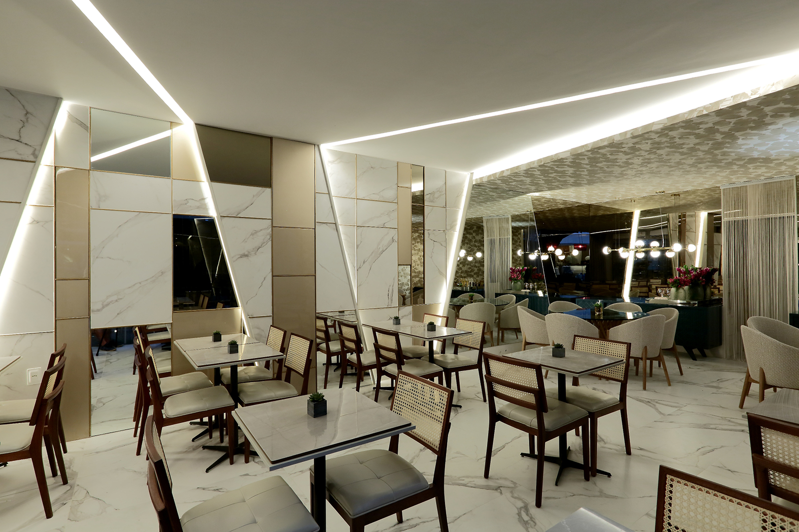 CASACOR Pernambuco 2017. Restaurante Toscana Concept - Fernanda Antunes e Milena Sotero. As composições geométricas e a iluminação, feita por fitas de LED em diagonais, conferem dinamismo e elegância ao Restaurante.