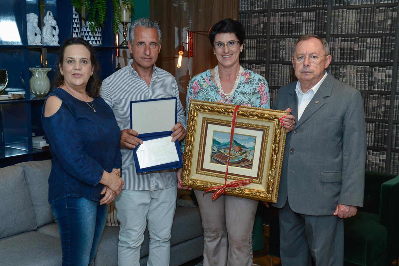 Franqueados da CASACOR Santa Catarina, Luiz Bernardo e Francis Bernardo, recebendo homenagem do provedor da IDES (Irmandade do Divino Espírito Santo), Ademar Arcângelo Cirimbelli e de sua mulher, Izabel Carolina Martins Campos.