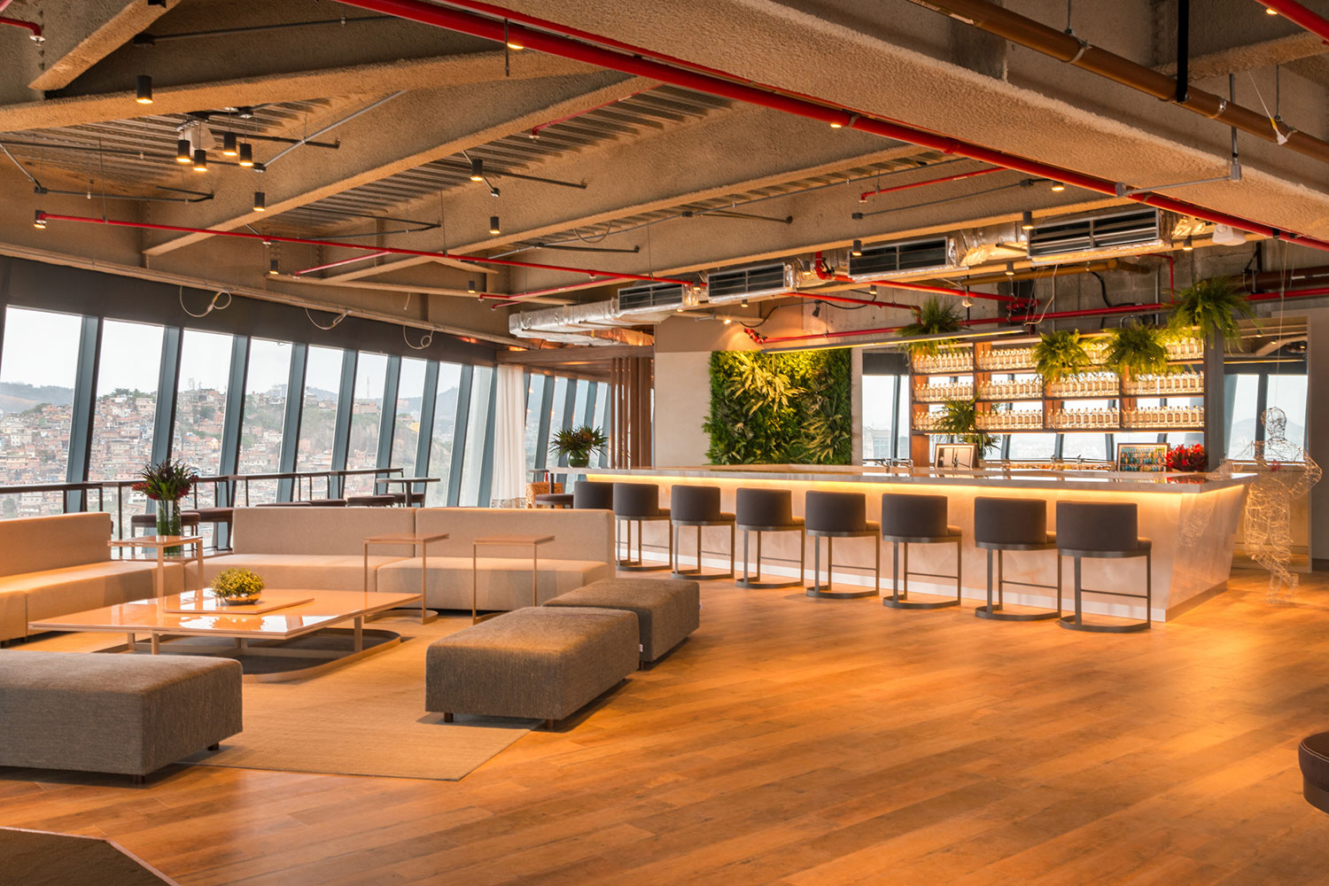 Skyline Bar - Caco Borges e Mauricio Prochnik. Os profissionais se inspiraram na própria arquitetura do prédio sede para criar o projeto do bar da mostra. Nos 355 m² sofás, poltronas, puder e mesas de apoio, com estilo contemporâneo, ficam distribuídas e convidam o visitante a uma pausa para brindar com amigos. Destaque para os jardins verticais, assinado por Simone Granjeiro, com plantas desidratadas, que recebem um charme do projeto luminotécnico. O Bar é operado pela Cooking Buffet.