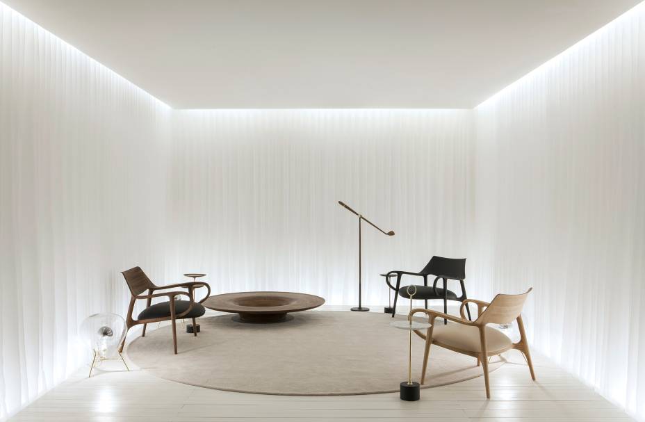 <span>Galeria do Designer - Jader Almeida e Letícia Finamore. Com 50 m², o ambiente explora as máximas dos estilos clean, moderno e minimalista representados pelo fundo branco e os móveis de design contemporâneo. Neste espaço, o designer expõe a sua nova linha de mobiliário e objetos, todos lançamentos, em uma composição única, trabalhada pela parceria exclusiva com a arquiteta Letícia Finamore.</span>