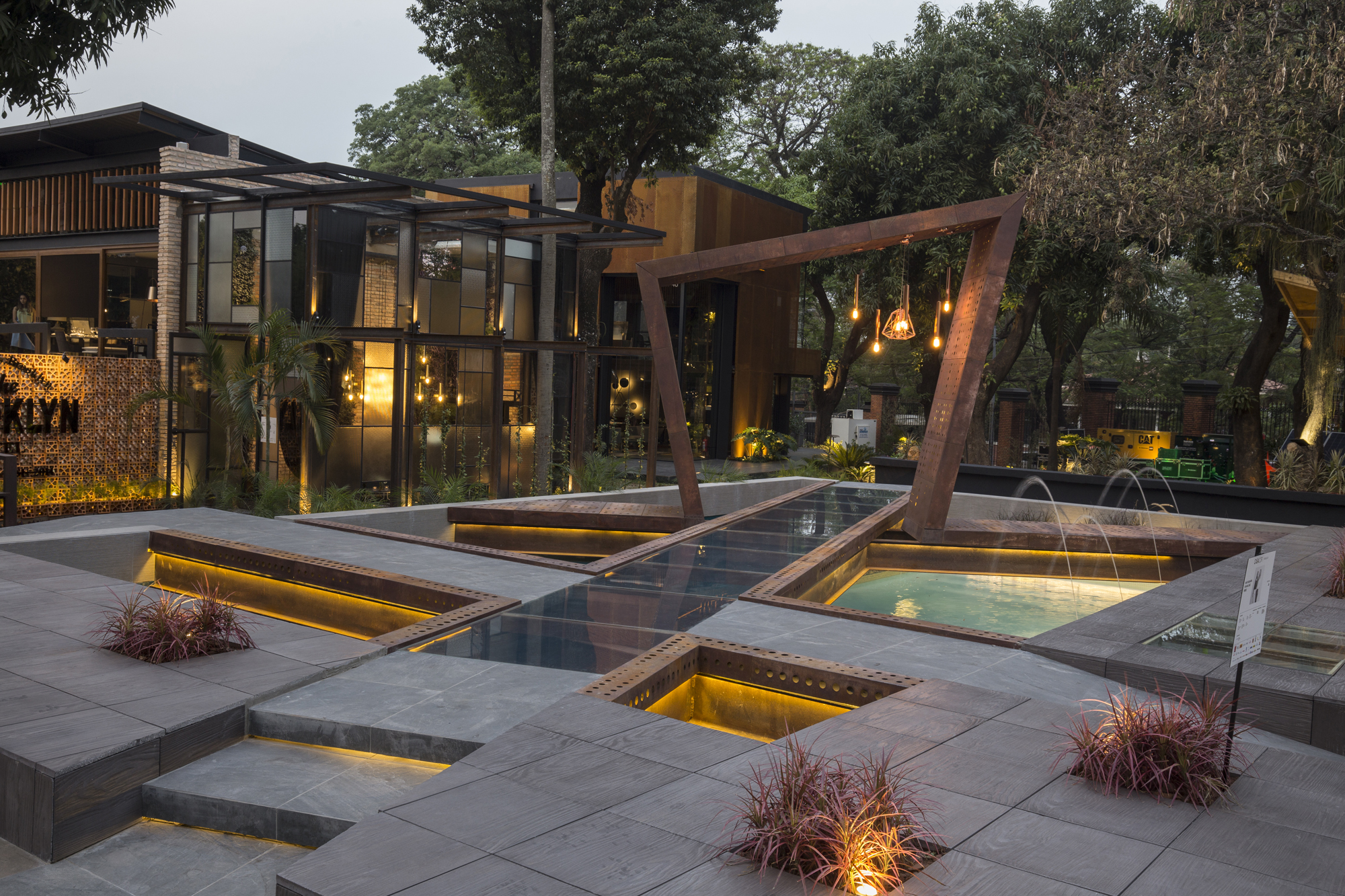 CASACOR Paraguay. Piscina - Fany Bogarín e Viviana Diez Pérez. A piscina existente ganhou um novo conceito, usos diferentes e vários níveis. A passarela permite visualizar o espaço, integra os elementos arquitetônicos e conectam arquitetura e paisagem. A identidade do projeto se fortalece com as estruturas metálicas. A piscina ainda foi valorizada com um sistema de automação, para uma experiência sensorial.