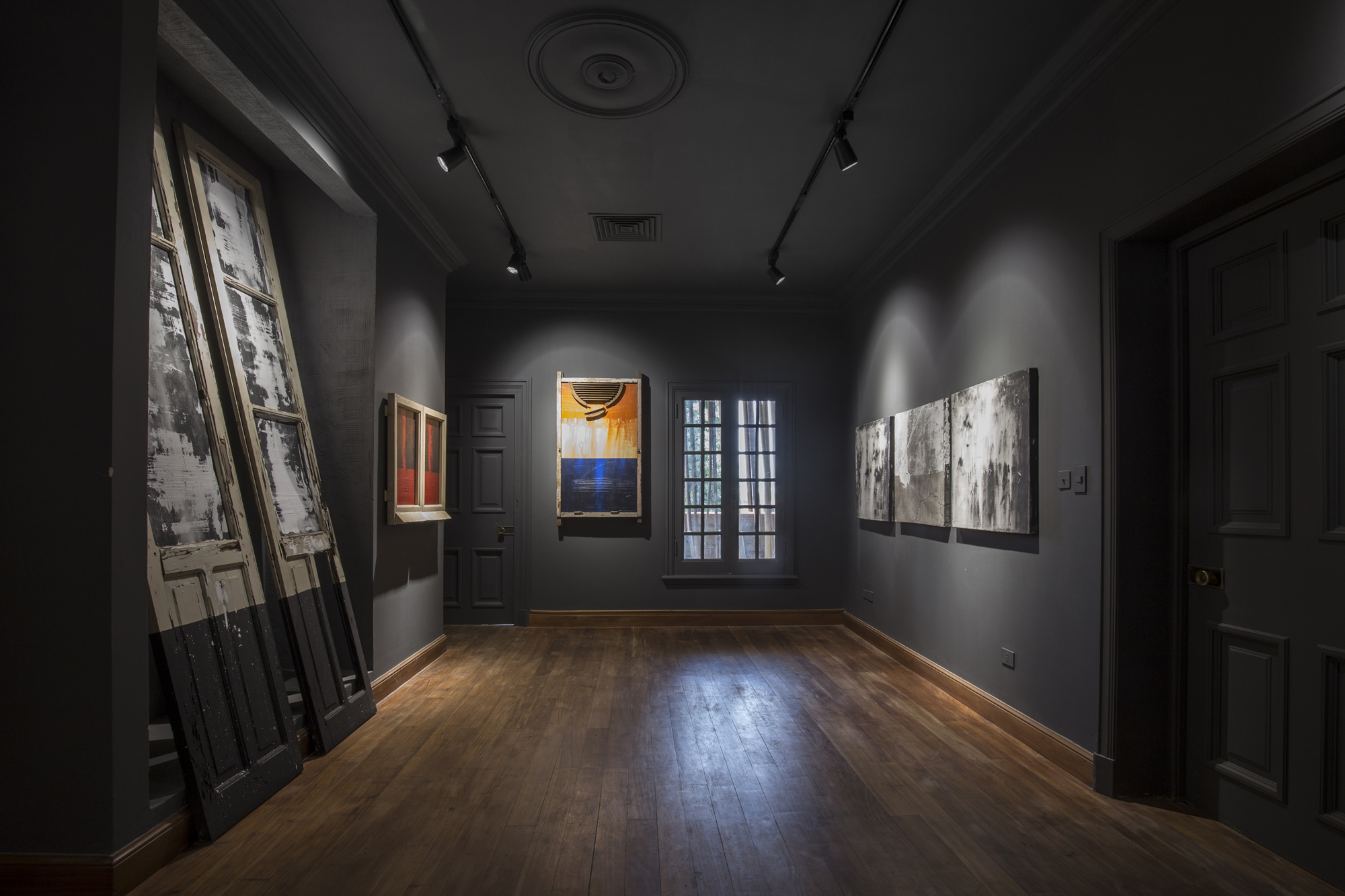 Sala de Autor. Um espaço neutro para uma amostra da arte contemporânea do Paraguai. Com essa proposta, buscou-se um alto contraste com o cinza escuro para valorizar as obras de arte e compor com o piso em madeira original.