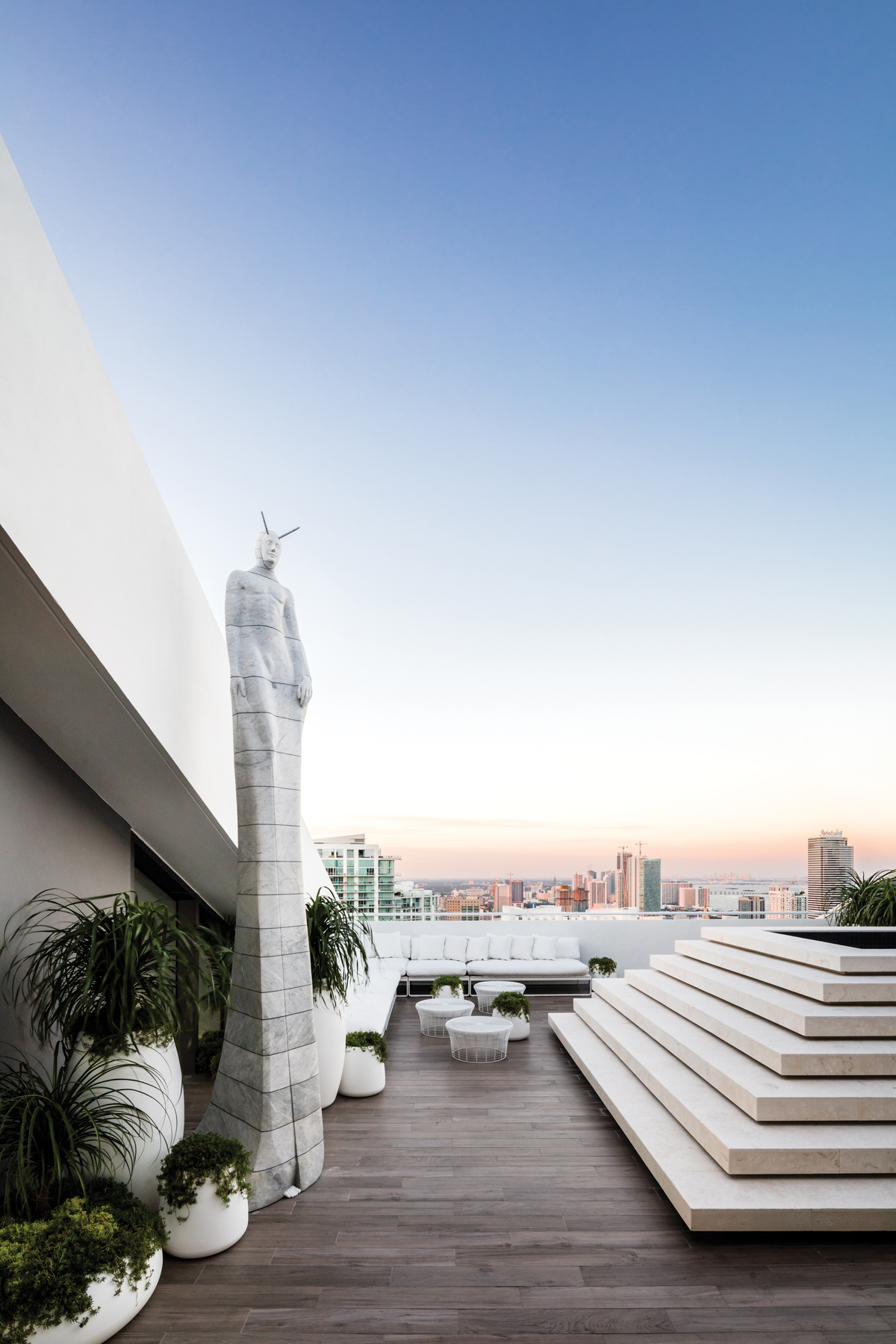 Sky Line Penthouse Garden - Fernando Wong. "É como se o espaço estivesse flutuando acima da cidade", define o profissional, que imaginou um jovem casal recebendo seus convidados em um terraço tropical. A leveza vem dos diferentes tons de branco em móveis, acessórios e na estátua de mármore do artista italiano Oriano Galloni.