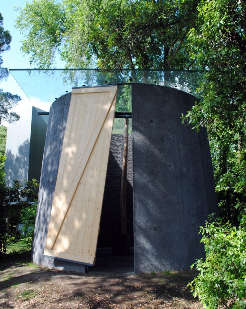 Smiljan Radic projetou uma capela cônica com paredes finas e um teto aberto, reunindo o monumental ao aconchego. A construção foi inspirada nos santuários à beira da estrada.