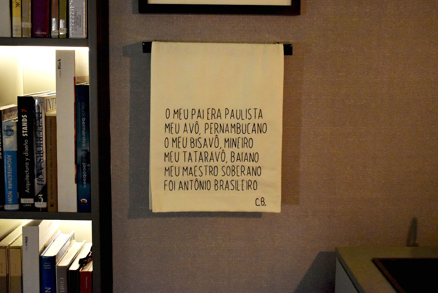 Marcelo Salum - Loft “Alguma coisa acontece no meu coração”. Espalhados pelo loft, estão trechos de músicas marcantes da mpb que traduzem em suas letras algum aspecto da cidade ou do seu habitante. O trecho da canção Paratodos, de Chico Buarque é um exemplo das muitas culturas que fizeram São Paulo.