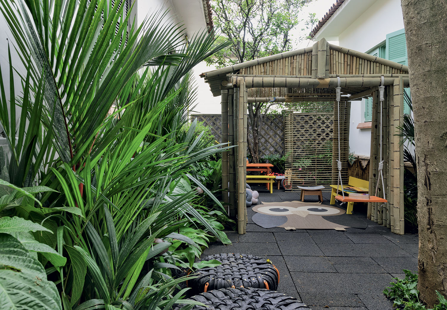 CASACOR São Paulo 2018. Jardim Sustentável - Daniela Sedo. A casinha de bambu e os móveis foram pensados para as crianças usufruírem. E, desde cedo, elas terão contato com uma construção sustentável. O piso drenante capta água da chuva e ajuda na irrigação da vegetação do local, totalmente preservada.