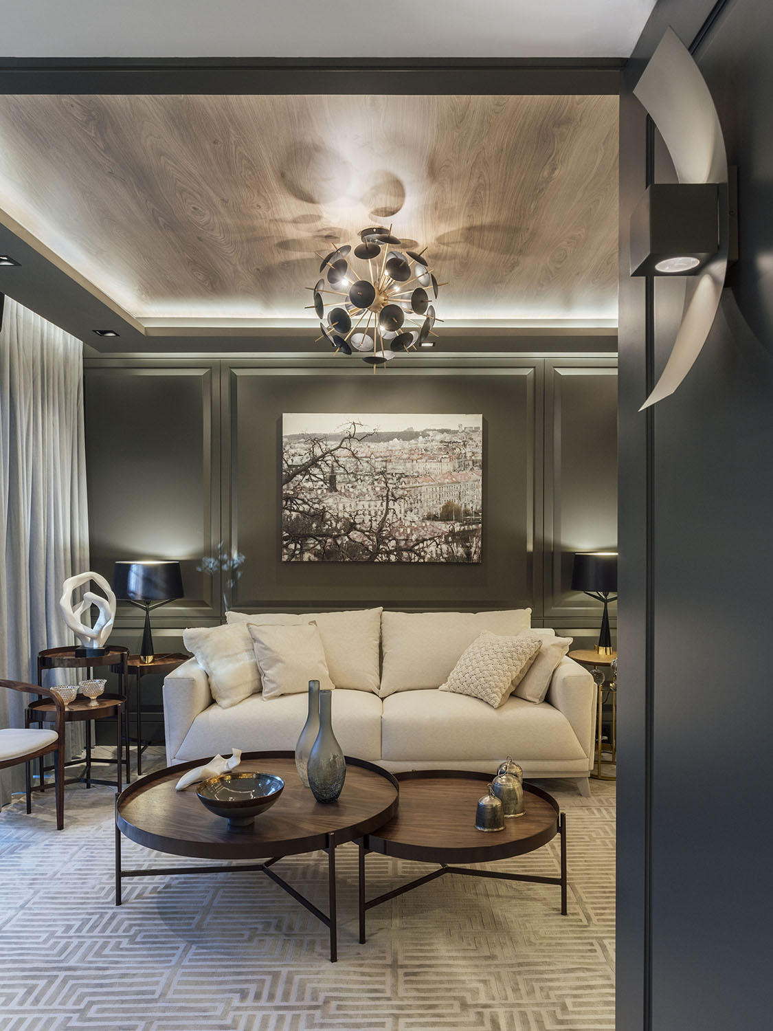 Lounge Store - Andrea Pereira e Raquel Mota. A loja de CASACOR foi pensada como um living para o visitante se sentir em casa e se surpreender com o conceito de atendimento - mais personalizado e informal. O cinza escuro está na base e dá o tom dos painéis em madeira, finalizados com laca acetinada, destacando os produtos expostos. A madeira também sobressai, aplicada no forro.