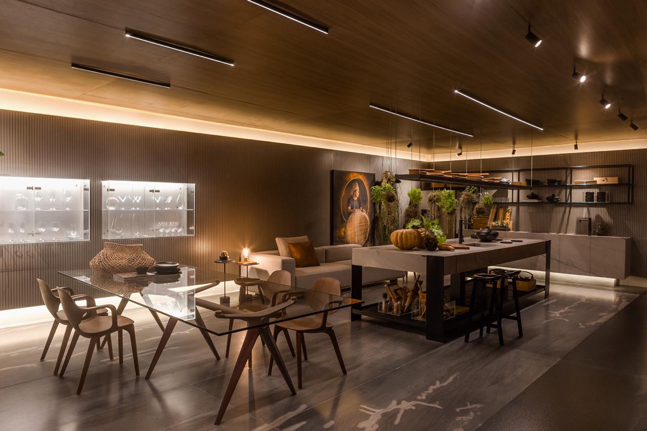 CASACOR Paraíba. Cozinha do Chef – Sandra Moura. Permeado de referências às belezas nativas da Amazônia, esse ambiente foi inspirado no trabalho do chef Alex Atala. Materiais sustentáveis e naturais, como pedra e madeira, foram reinterpretados para criar um estilo contemporâneo que mescla sabores.