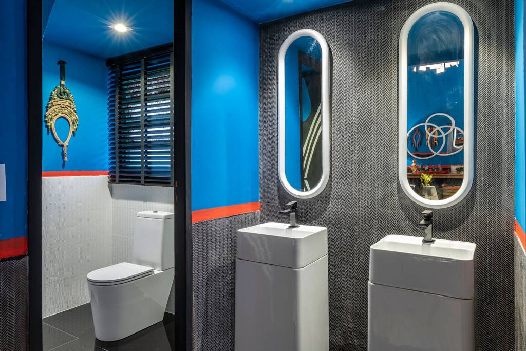 CASACOR São Paulo. Lavabo dos Encontros - Jean de Just. No projeto do arquiteto francês radicado no Rio de Janeiro, a herança indígena brasileira é representada em grafismos, cestarias e cores vibrantes. O destaque é o último painel produzido pelo muralista e arquiteto Noel Marinho: um biombo em madeira com azulejos modernistas pintados a mão.