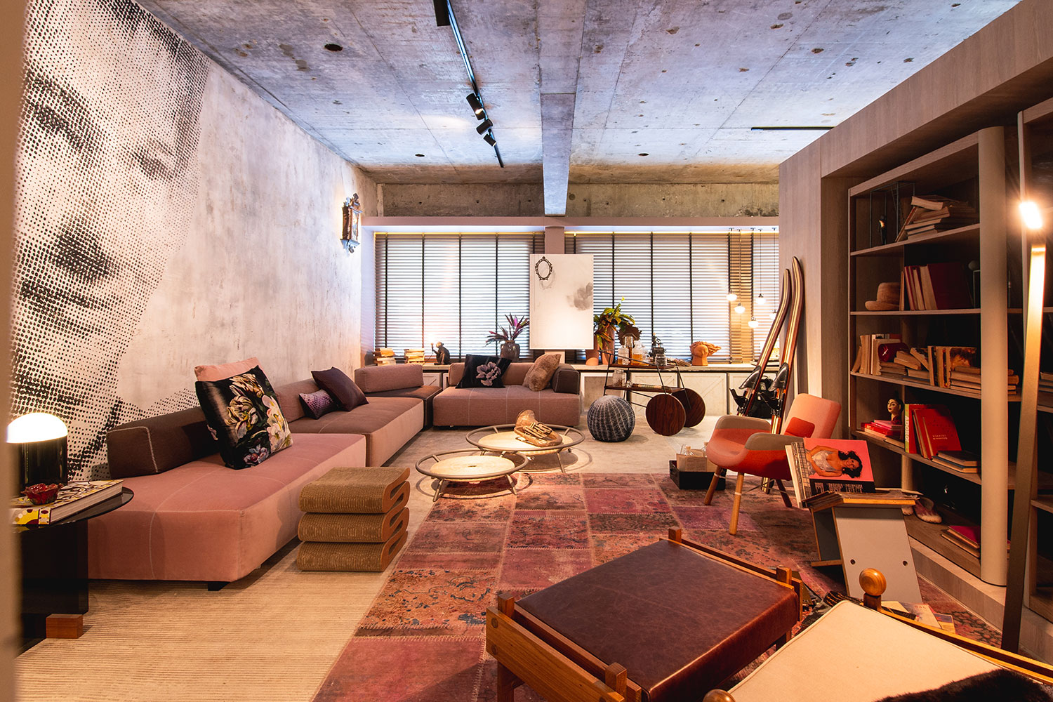 CASACOR Ceará 2018: <span>Loft Cinquentinha - Anik Mourão. O projeto circular, com cozinha, banheiro e atelier integrados tem também uma área zen no centro. Com inspirações em uma mulher de 30 anos, independente financeira e emocionalmente, o local é repleto de memórias afetivas. Telha e tela metálica ganham destaque na composição do projeto. O estar tem texturas feitas à mão, e piso granilite com um toque </span><em>destroyed</em><span>.</span>