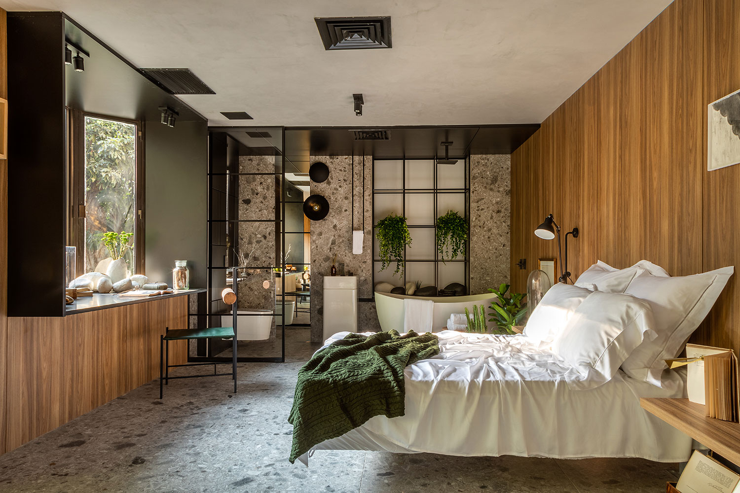 CASACOR Rio de Janeiro 2018: <span>Studio Neo - Monique Pampolha e Hannah Cabral, do Studio MH Arquitetura. As arquitetas abrem mão de alvenarias e apostam na marcenaria funcional que setoriza os ambientes. As linhas retas são suavizadas pelas curvas dos móveis soltos. O piso em porcelanato cinza completa a base neutra, e o tom escolhido para dar alma ao projeto é o verde-mint em tom mais escuro.</span>