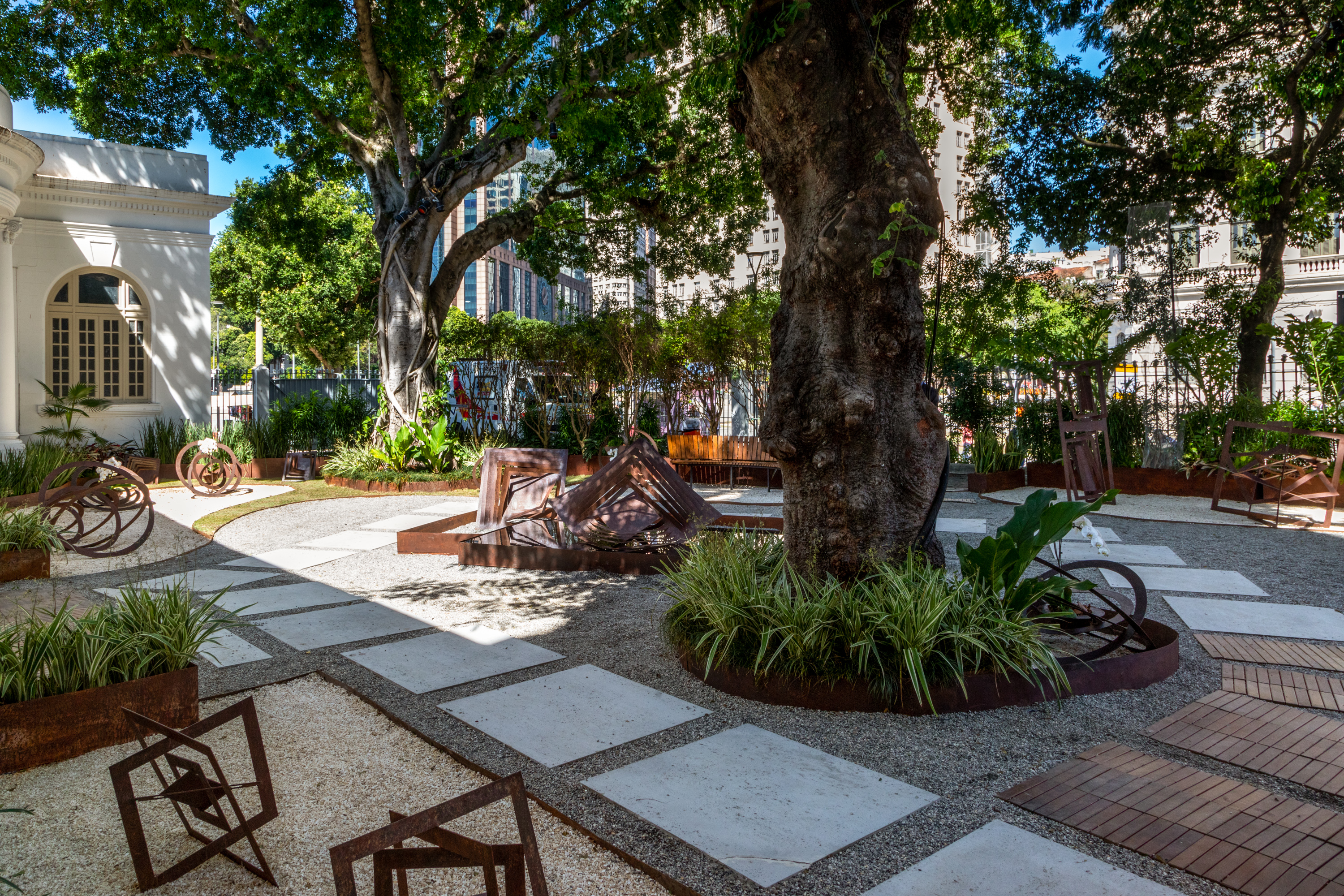 Maritza de Orleans e Bragança - Jardim das Esculturas. O aço corten é um material pesado e resistente, mas nas esculturas expressa leveza em seus jogos de sombra e luz. A delicadeza das plantas também contrasta com o design geométrico das peças criadas pela própria paisagista, que é também artista plástica.