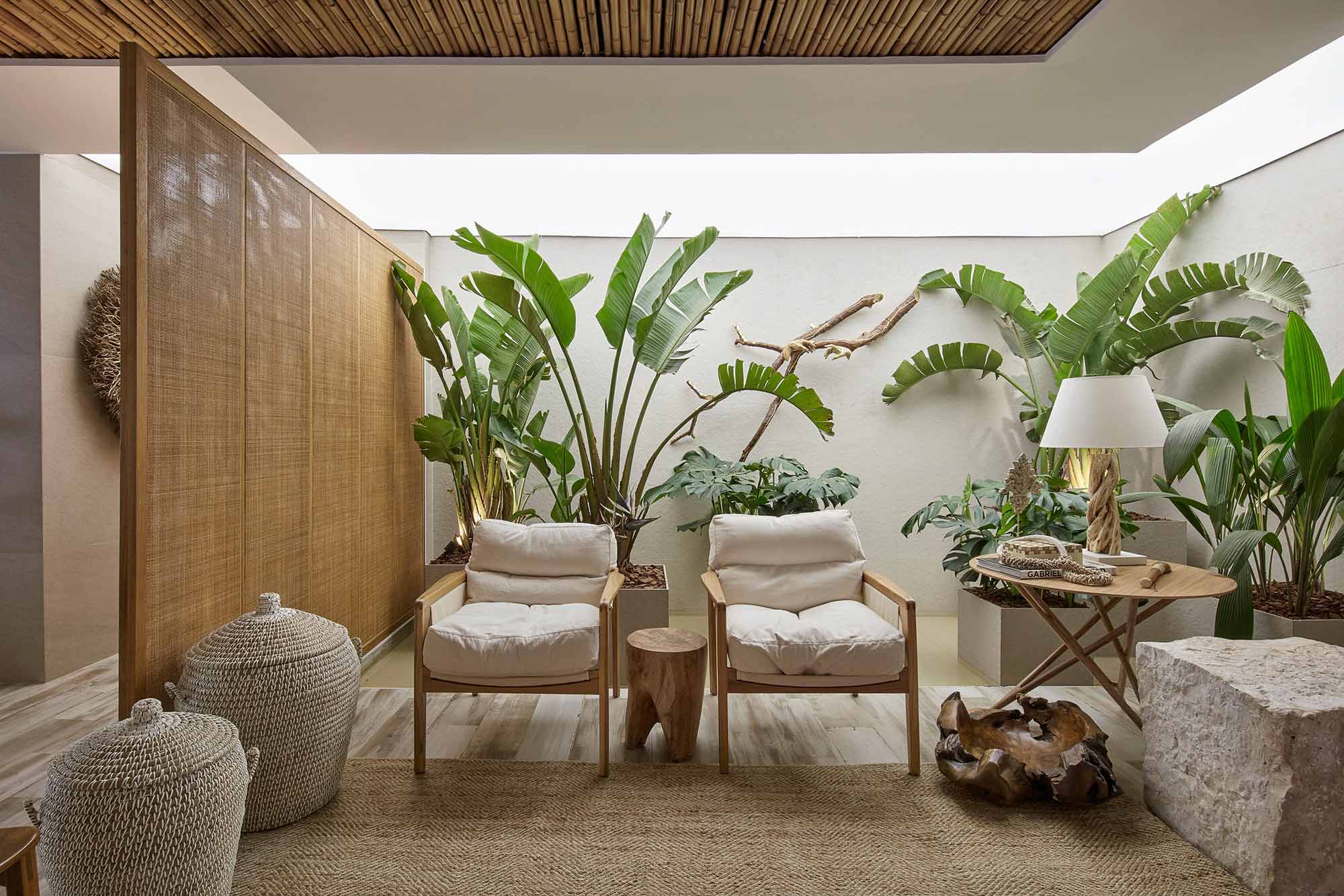 CASACOR Brasília 2019. Sala de Banho S Dois - Studio 2 por Alex Claver e Wilker Medeiros. A dupla visitou a cidade de Tulum, na costa do México, e dela veio o start deste ambiente de 70 m². O mood litorâneo vem da soma do porcelanato em tom de areia, do teto forrado em bambu e do uso da madeira e da palha nos complementos. As peças artesanais valorizam a produção de diversas regiões do país, como a escultura em madeira feita exclusivamente para o projeto.