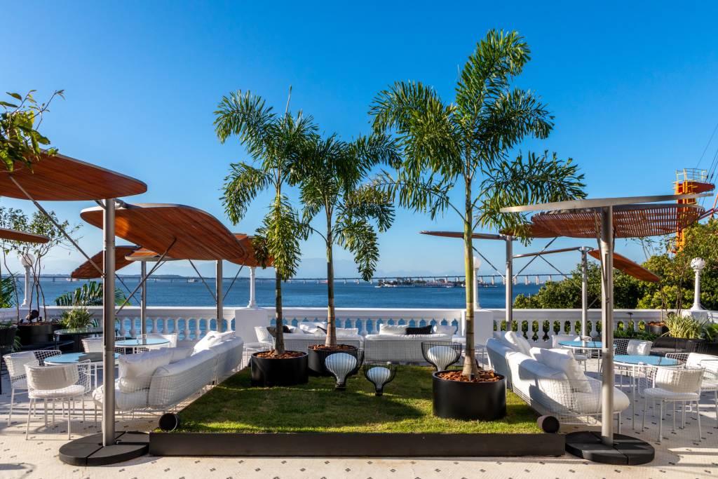 CH'A Bar - Gisele Taranto Arquitetura. CASACOR Rio de Janeiro 2019. O universo dos chás ganhou um bar só seu. Na decoração, a paleta de cores foi influenciada pelos diferentes tipos da bebida, como no mobiliário e nas pastilhas do piso que referenciam os chás preto e branco. O paisagismo faz alusão ao terceiro tipo de chá, o verde.