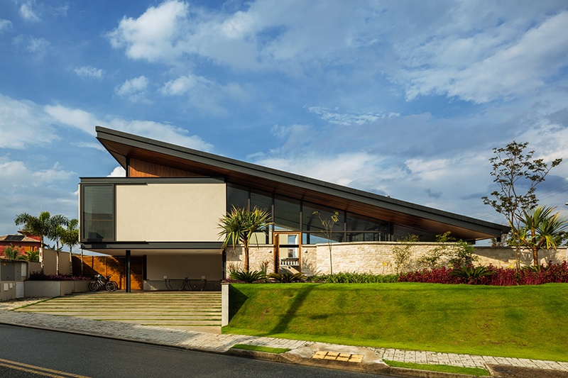 A Casa CR, do mesmo escritório, se localiza em São José dos Campos, interior de São Paulo. Nela foi proposta uma cobertura inclinada em L, que dilui os limites entre o interior e exterior.