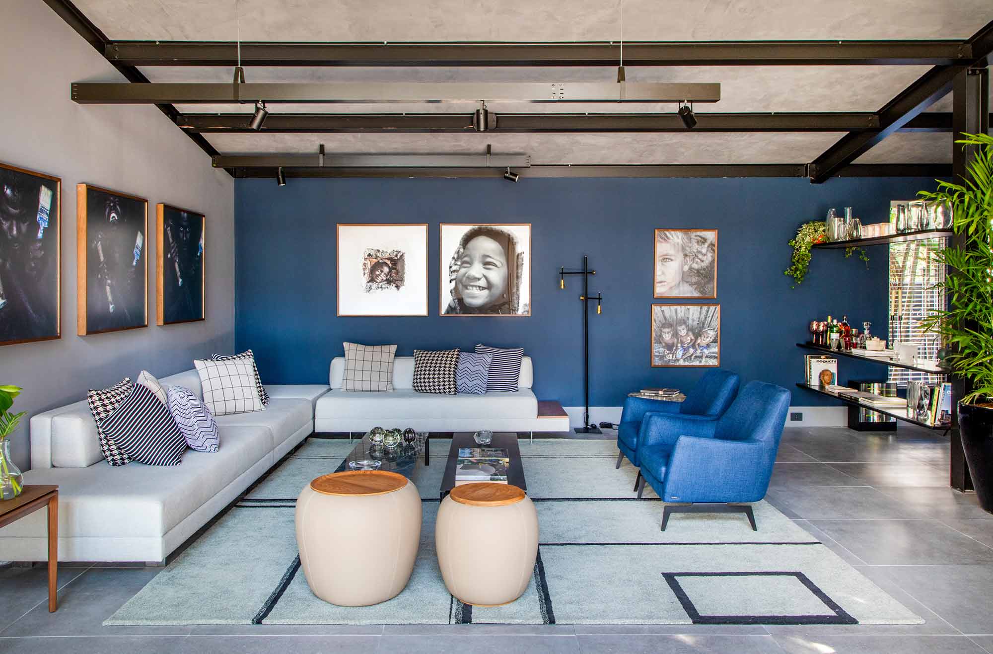 CASACOR Rio de Janeiro 2019. Casa do Bem - Jorge Delmas. O loft contemporâneo conquista o olhar com azul profundo e móveis sem excessos. Nas paredes, uma exposição de fotografias de Beto Gatti. Outro atrativo do projeto está na estrutura. Ela foi construída em apenas quatro dias e, no total, os 145 m² levaram pouco mais de um mês para serem concluídos. O método seco e limpo utilizou peças metálicas com paredes de drywall e cobertura de placas cimentícias.