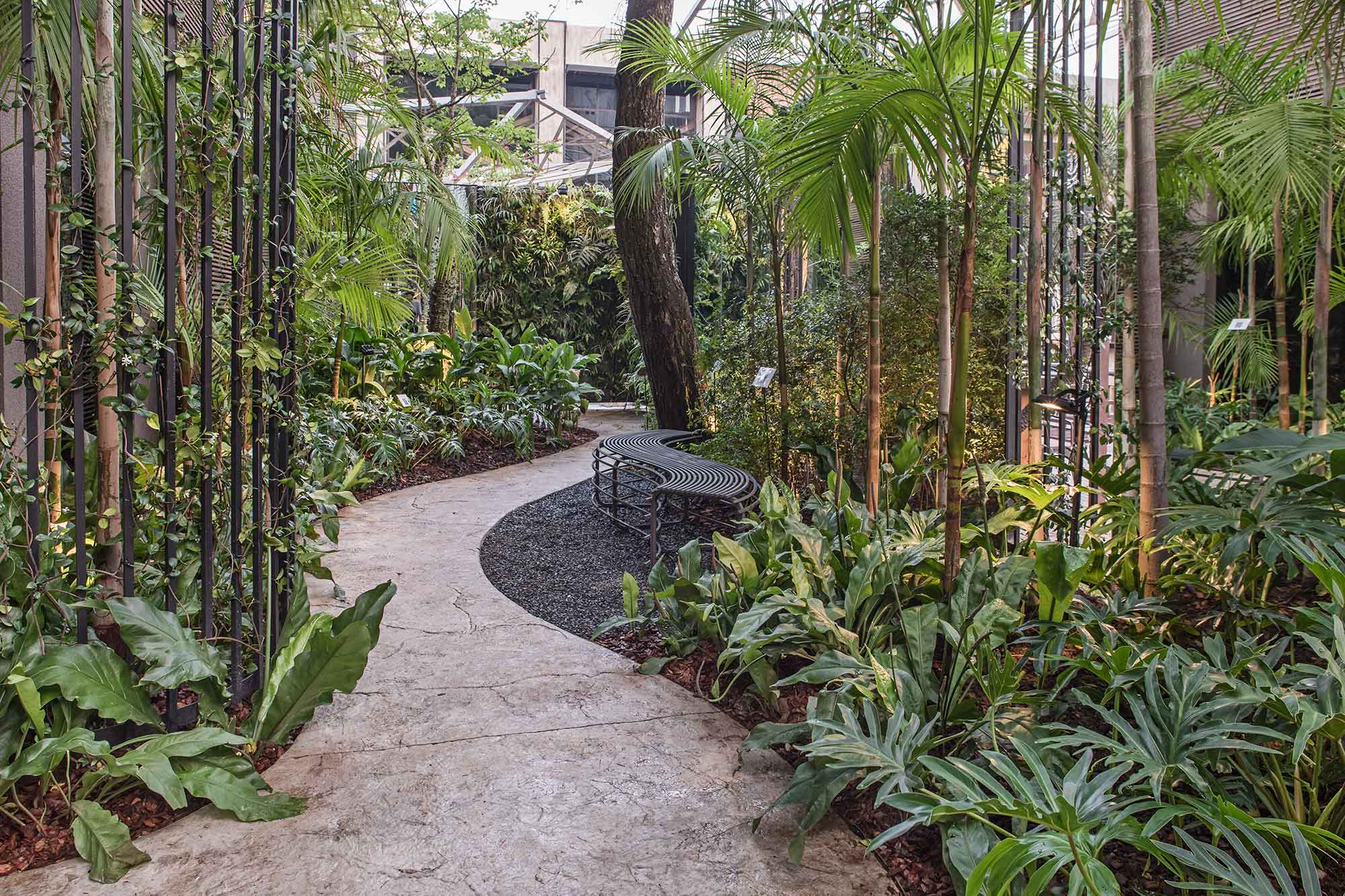 Jardín del Encuentro - Diego Cazal, Fiorenza Albertini, Gabriela Albertini, Graciela Bo, Olga Piris e Raúl Rivarola. A expansão das cidades leva a pensar e restaurar os espaços verdes que levam conforto e qualidade à vida. O desenho do jardim leva como premissa a incorporação de plantas nativas e aporta identidade ao lugar.