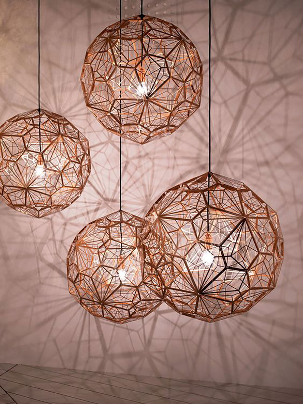 Pendente Etch Web Lamp, de Tom Dixon. A luminária de estrutura aberta e circular lança sombras geométricas e desenha formas decorativas nos interiores. O enorme globo é supreendentemente leve, pesando apenas 980 gramas, correspondendo ao seu visual etéreo.