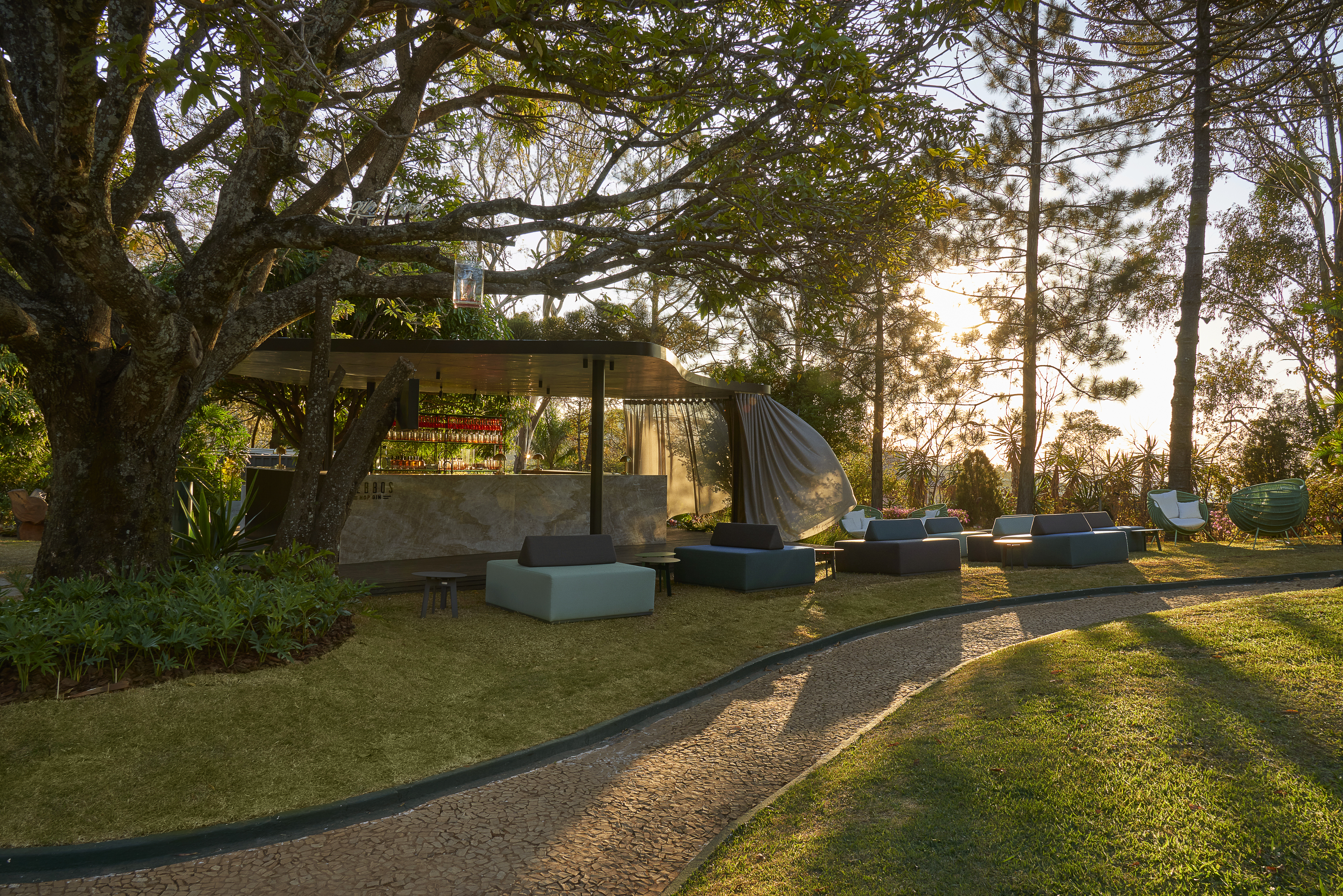 Bar da Piscina, ambiente assinado por Lucas Lage na CASACOR Minas Gerais 2019. O arquiteto também está confirmado para a edição 2022 da mostra.