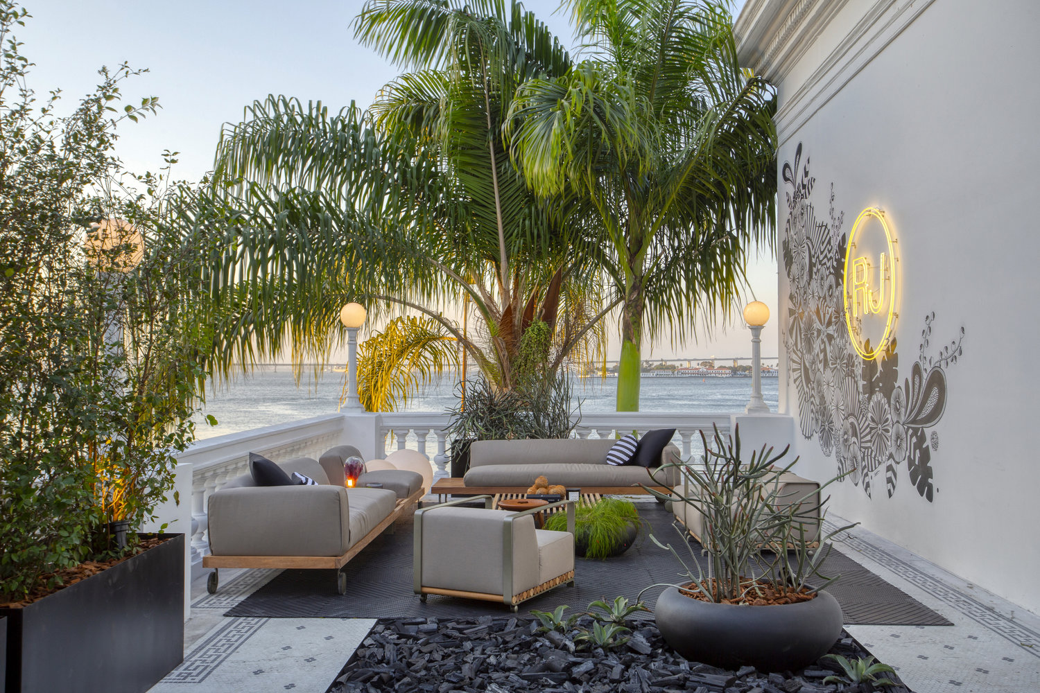 CASACOR Rio de Janeiro 2019. Terraço RO+CA - a vista e a arquitetura Art Déco original tornam o espaço perfeito para um drink no fim de tarde.