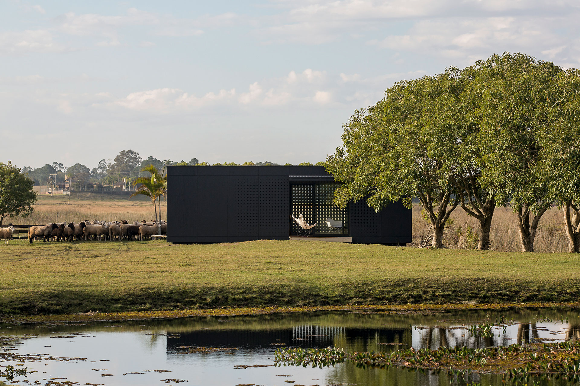 Com quatro tipologias de casas principais — Retrat, Cabin, Shelter, Spot —, o projeto foi pensado para que todas elas tenham uma organização muito semelhante, composto por um ou dois dormitórios, banheiro e área comum.