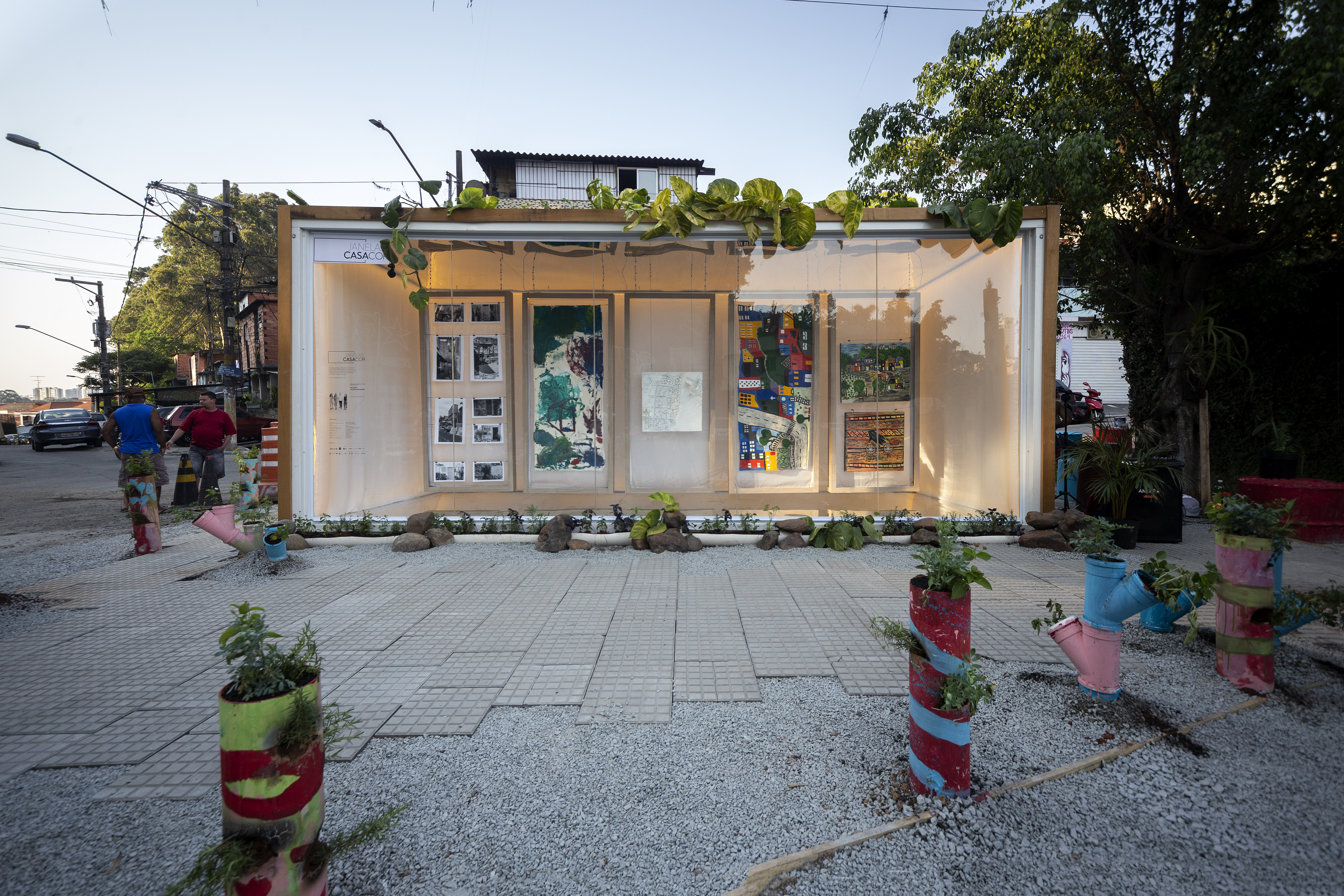 Na Galeria Fazendinhando, projeto de Ester Carro, Veronica Vacaro e Plantar Ideias para o Janelas CASACOR SP, um contêiner na entrada do Jardim Colombo tem a função de galeria de arte e palco de oficinas, workshops e palestras.