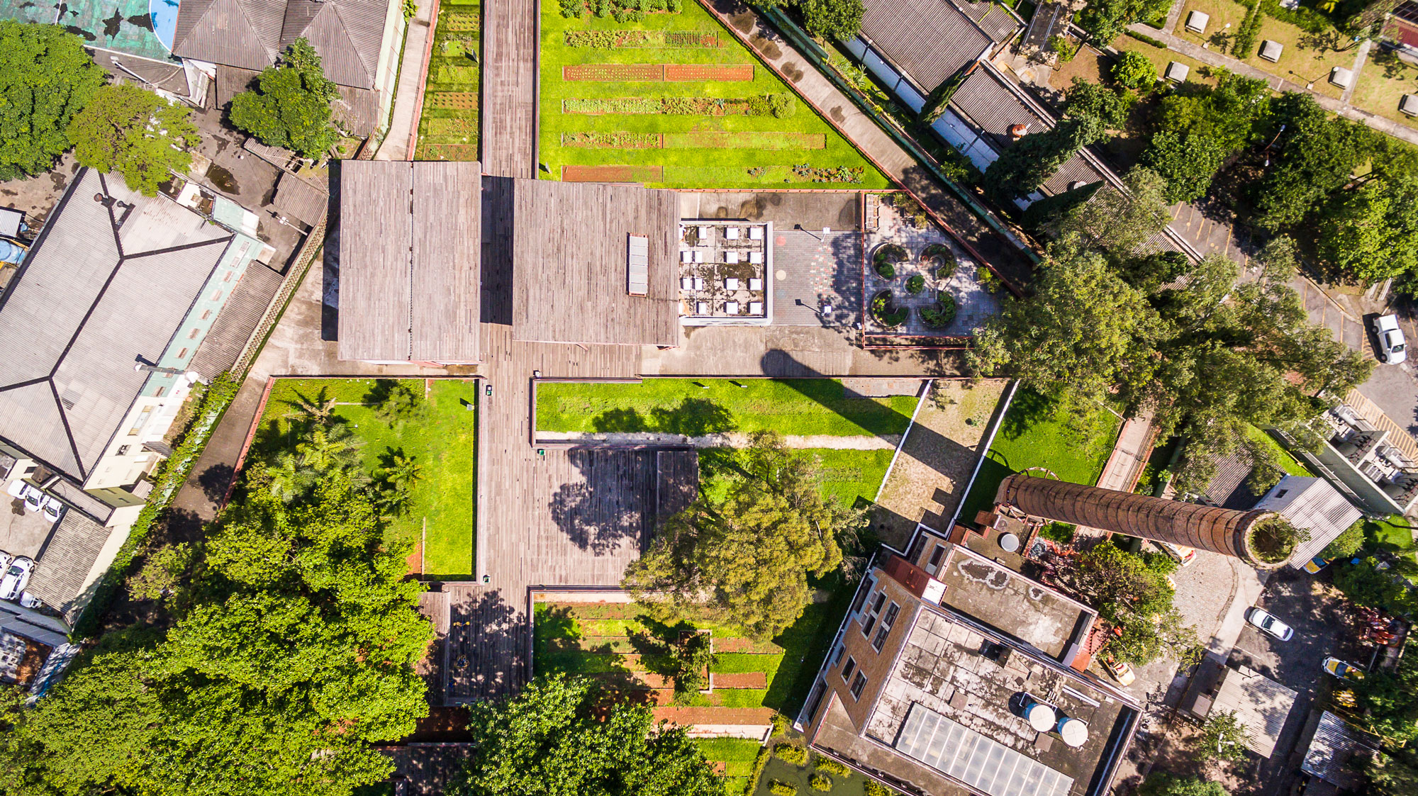 Na Praça Victor Civita, o escritório projetou um amplo deck de madeira suspenso, com espaços de passagem e permanência para os visitantes circularem. Ali também está o Museu Aberto da Sustentabilidade, que traz explicações sobre as soluções dadas aos problemas da área.