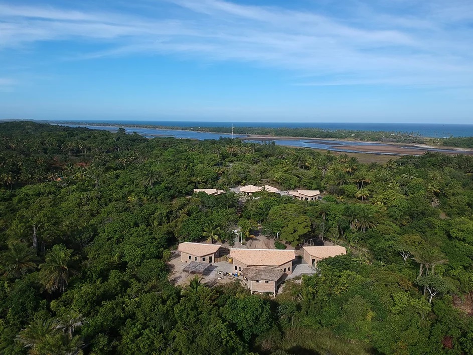 No Projeto Escola, localizado em Saquaira (na península de Maraú, na Bahia), os espaços foram pensados para servirem aos processos pedagógicos e suas demandas de integração com a agrofloresta, as hortas e a cozinha, além das salas multifuncionais.