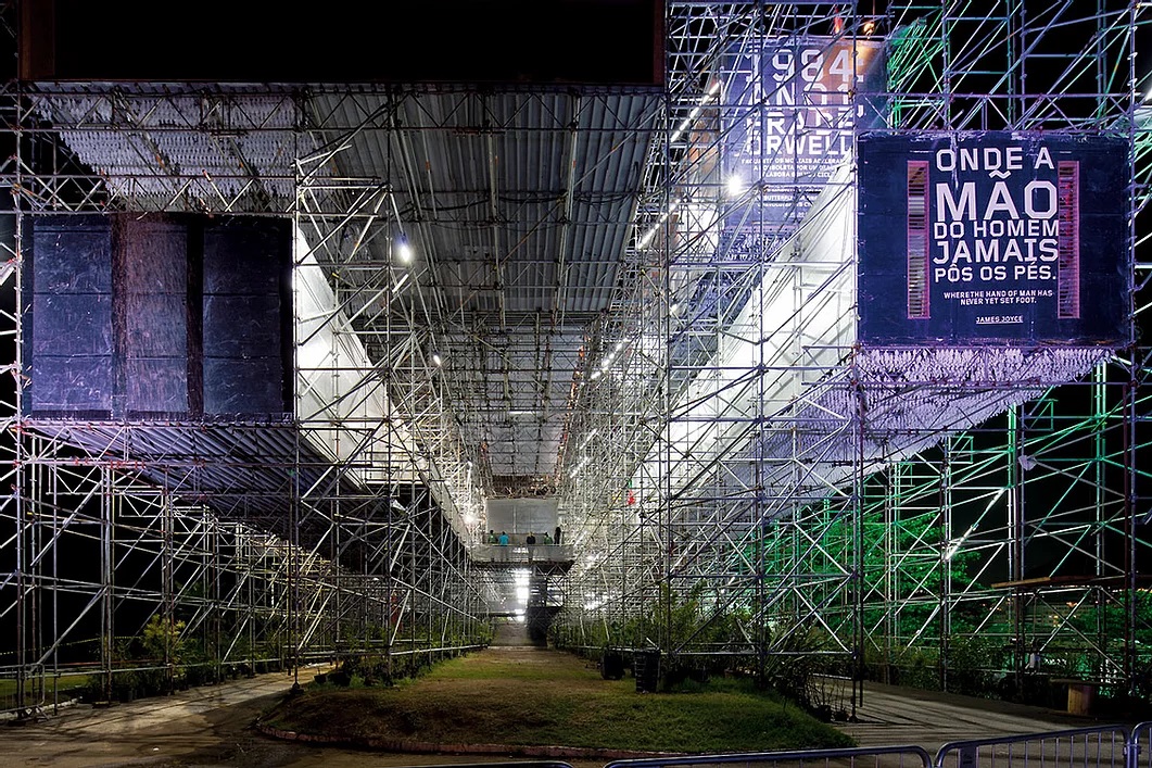 O Pavilhão da Humanidade 2012: o edifício da Rio+20, foi concebido como um grande andaime – cinco paredes estruturais expostas ao ar livre criam uma passarela suspensa.