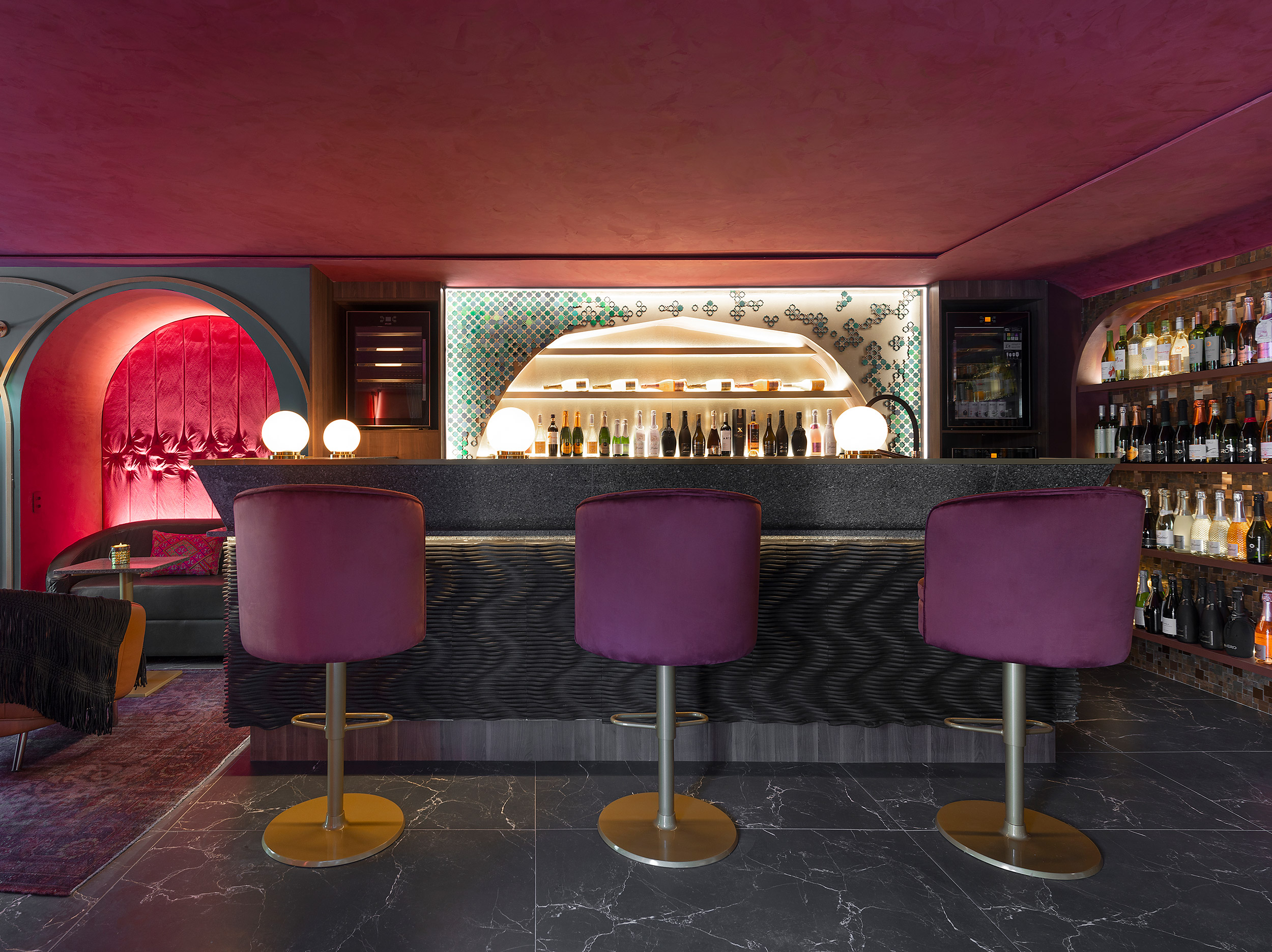 No Wine Bar Pra lá de Marrakech, da designer de interiores Alessandra Casagrande, a pedida é investir na banqueta estofada em veludo com pé em metal dourado. Inspirada no mobiliário europeu com ergonomia mais bojuda e pleno conforto para passar horas degustando bons rótulos, a criação é da designer que assina o ambiente A peça foi executada pela Atto Design.