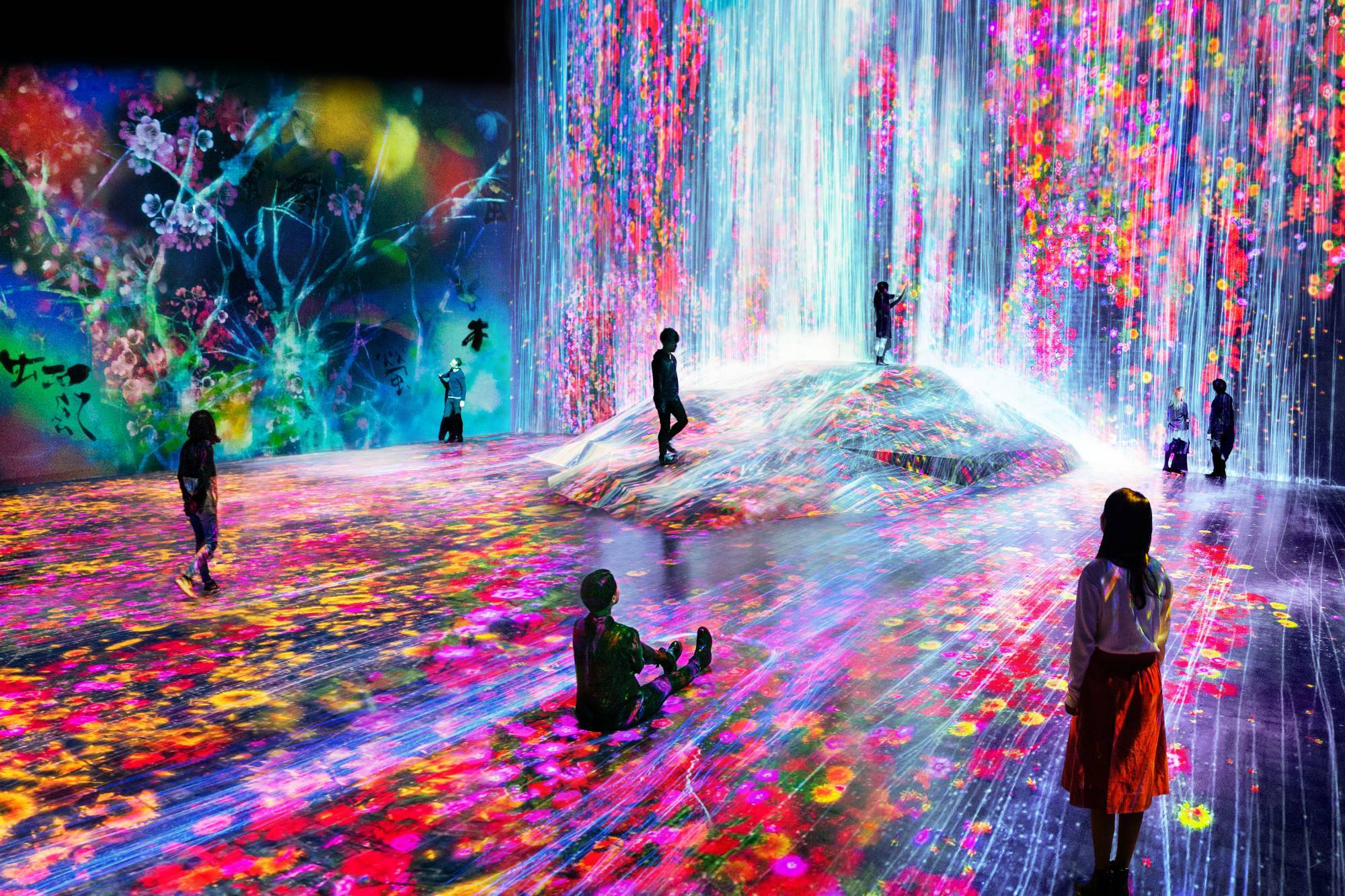 Famoso museu imersivo conhecido por suas instalações coloridas e futurísticas de arte digital e locais para fotos, o coletivo teamLab possui uma exposição permanente em Odaiba.