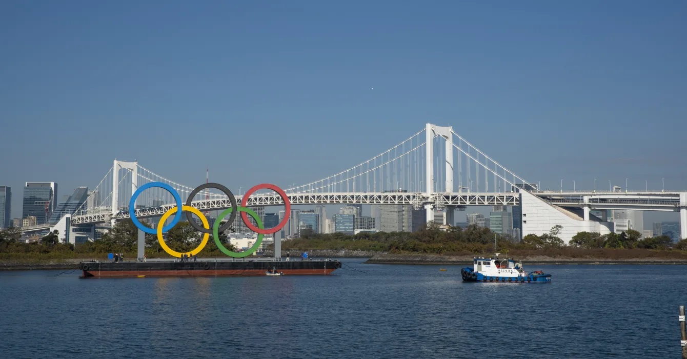 Com 15,3 m de altura e 32,6 m de comprimento, os Arcos Olímpicos ficam no Odaiba Marine Park. Muitos estúdios de TV se localizam nos arredores, o que faz com que a paisagem se torne pano de fundo de diversas transmissões.