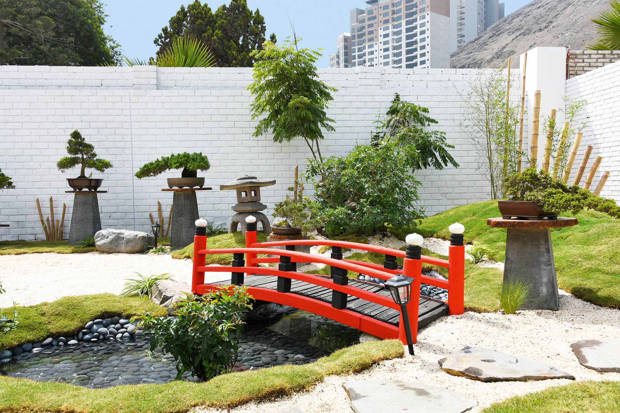 Kristy Takehara - Jardín Oriental. Ambiente minimalista influenciado pela filosofia japonesa "Wabi sabi" que convida à meditação transmitindo calma, tranquilidade e paz. Um jardim onde se desconecta da cidade para contemplar a natureza de casa. Em homenagem ao legado de meus ancestrais, incorporei seus bonsai, que representam nossa tradição e história familiar. Cada um é trabalhado há anos com muita disciplina, dedicação e perseverança. Esta arte viva nos ensina sobre a importância de cuidar, agradecer e respeitar a natureza.