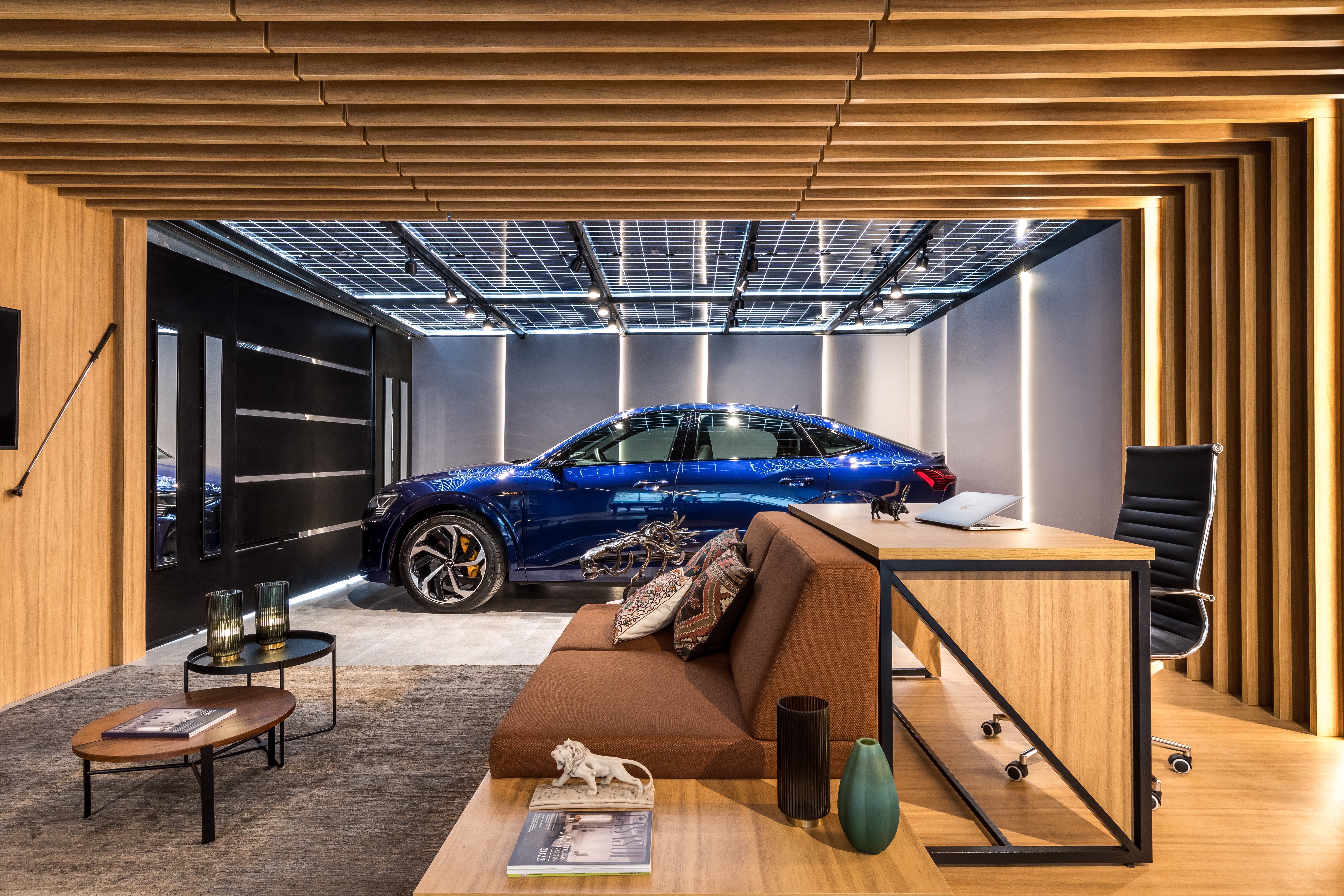 Off Office Garage Audi, por Mapogos Design- CASACOR Paraná 2022 /